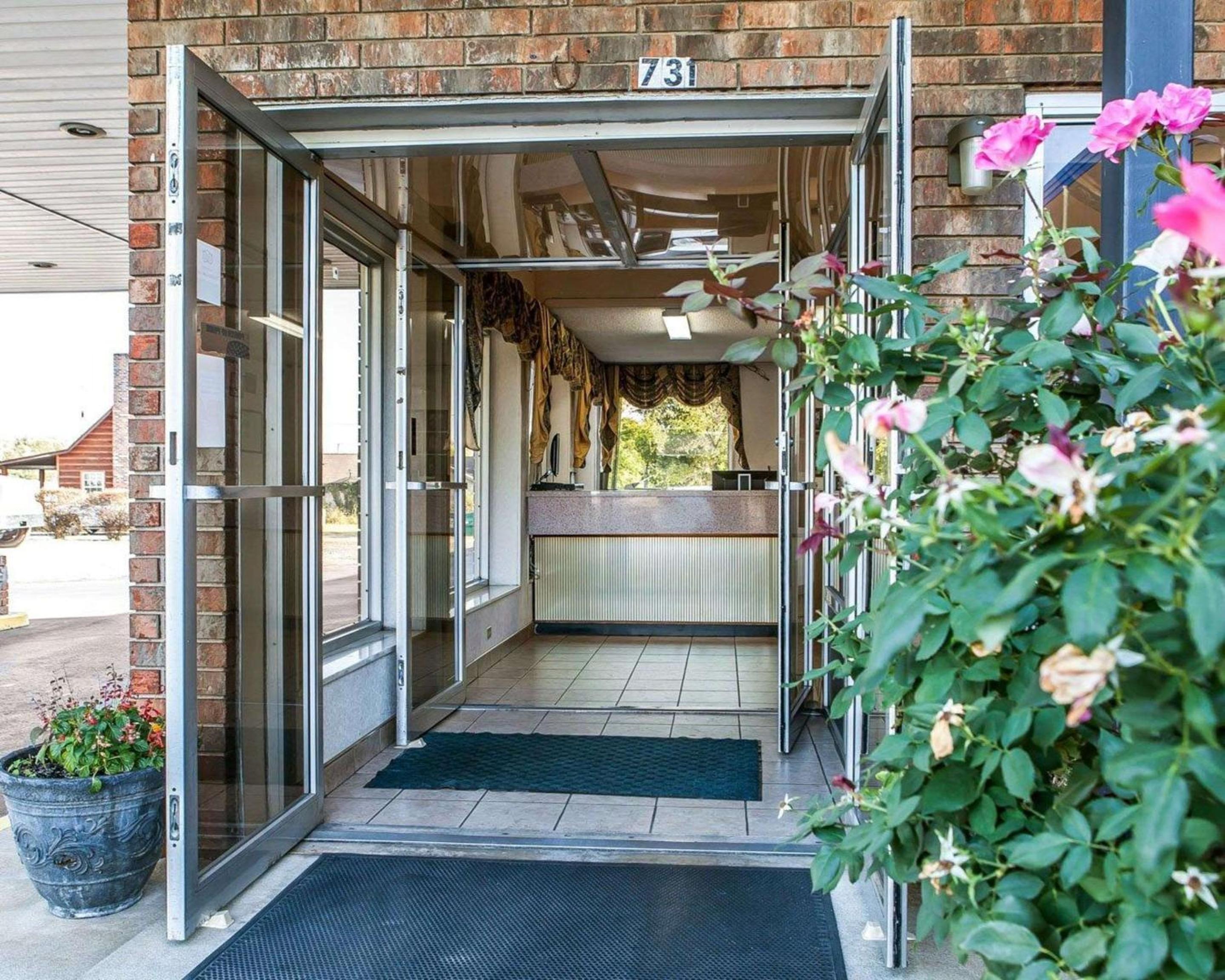 Sweetwater Vacations - Rodeway Inn - Property Image 1