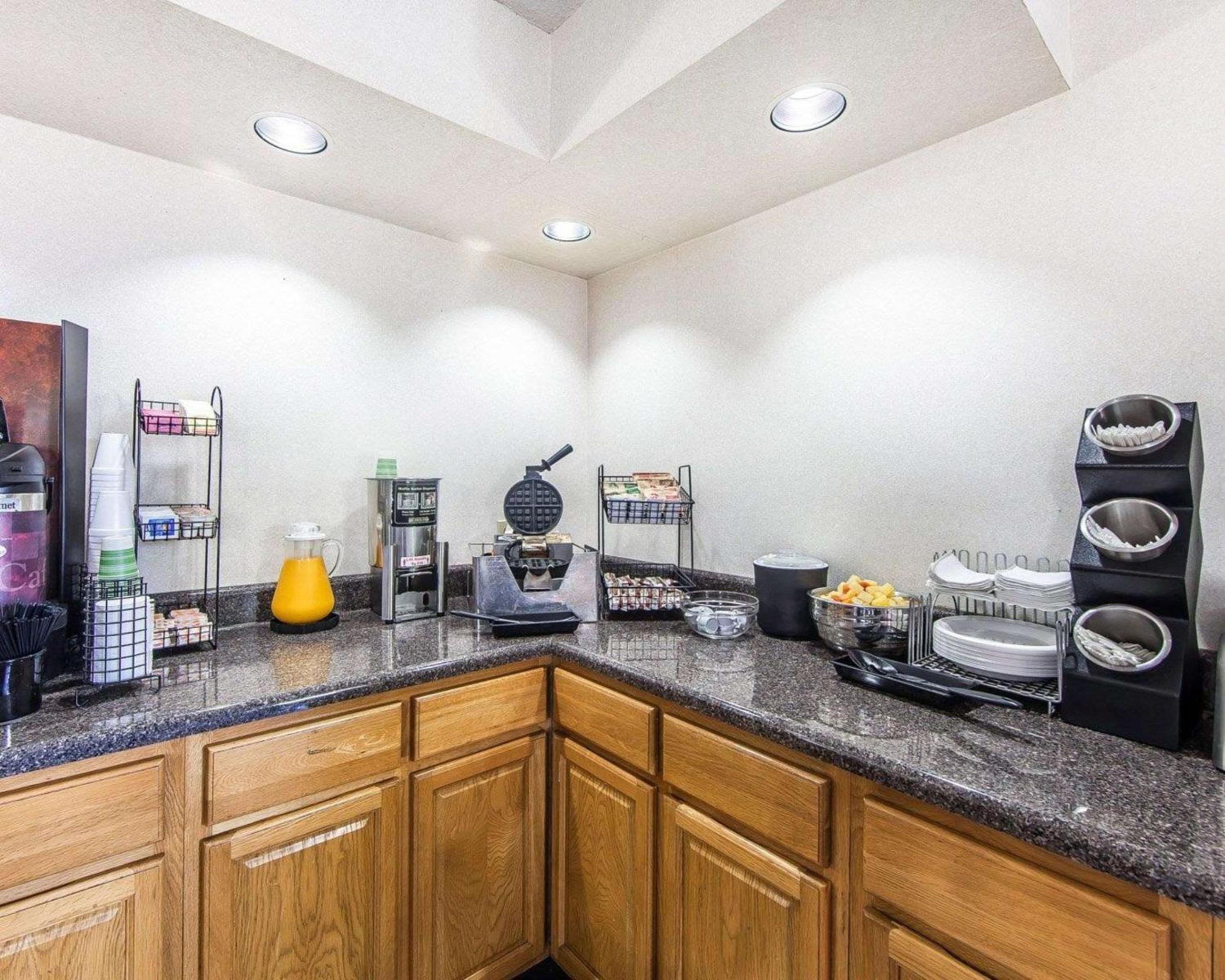 Sweetwater Vacations - Rodeway Inn - Property Image 4