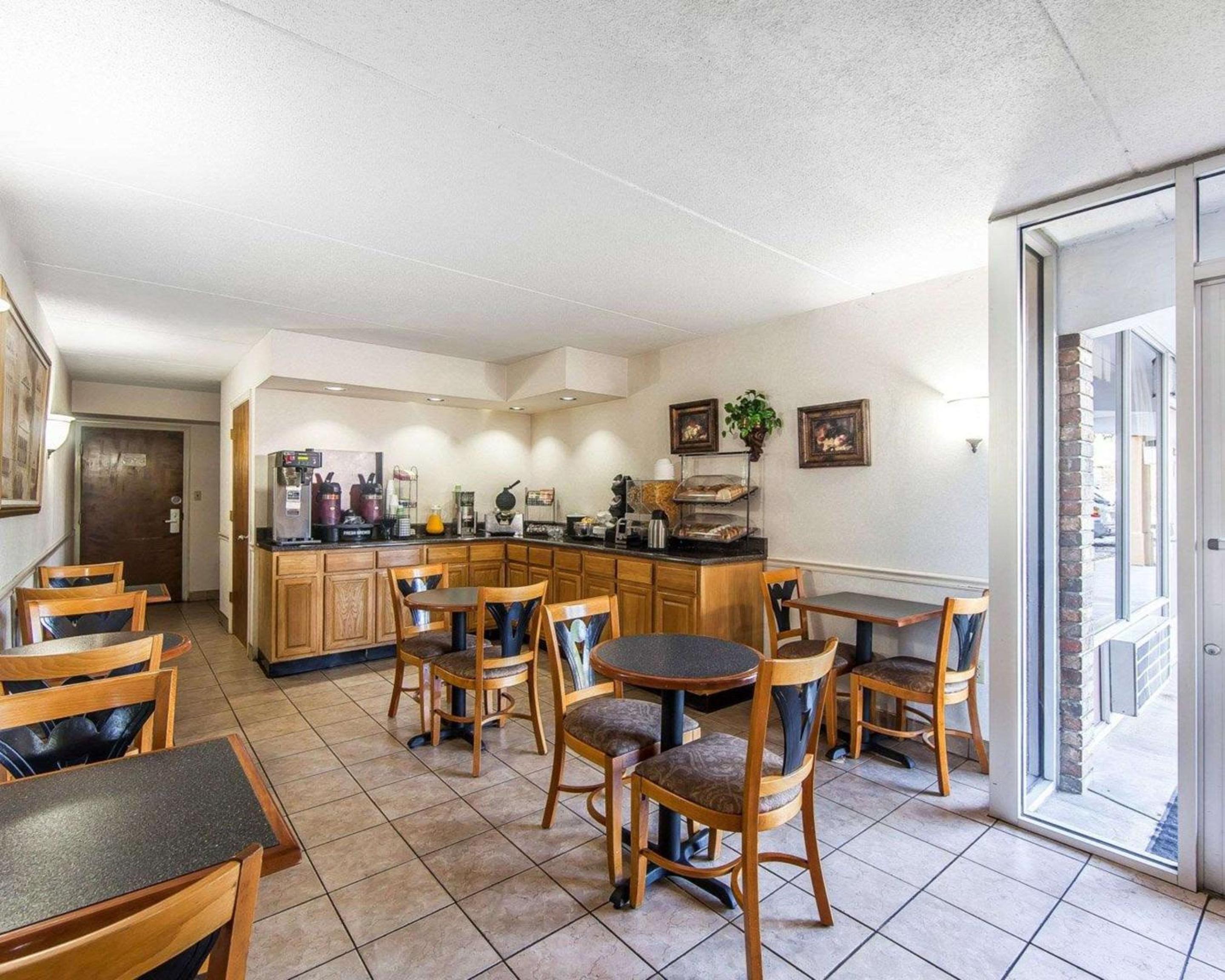 Sweetwater Vacations - Rodeway Inn - Property Image 6
