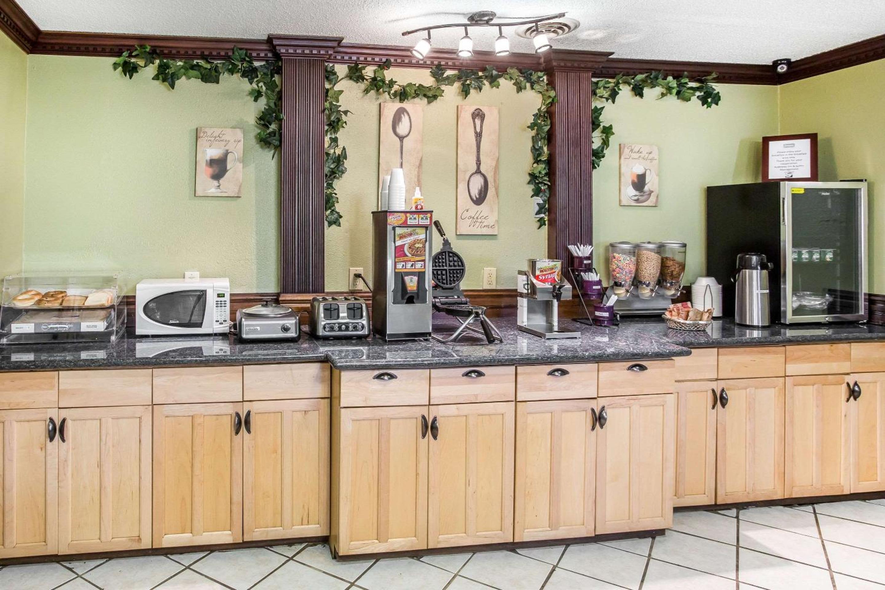 Smyrna Vacations - Rodeway Inn Suites - Property Image 18