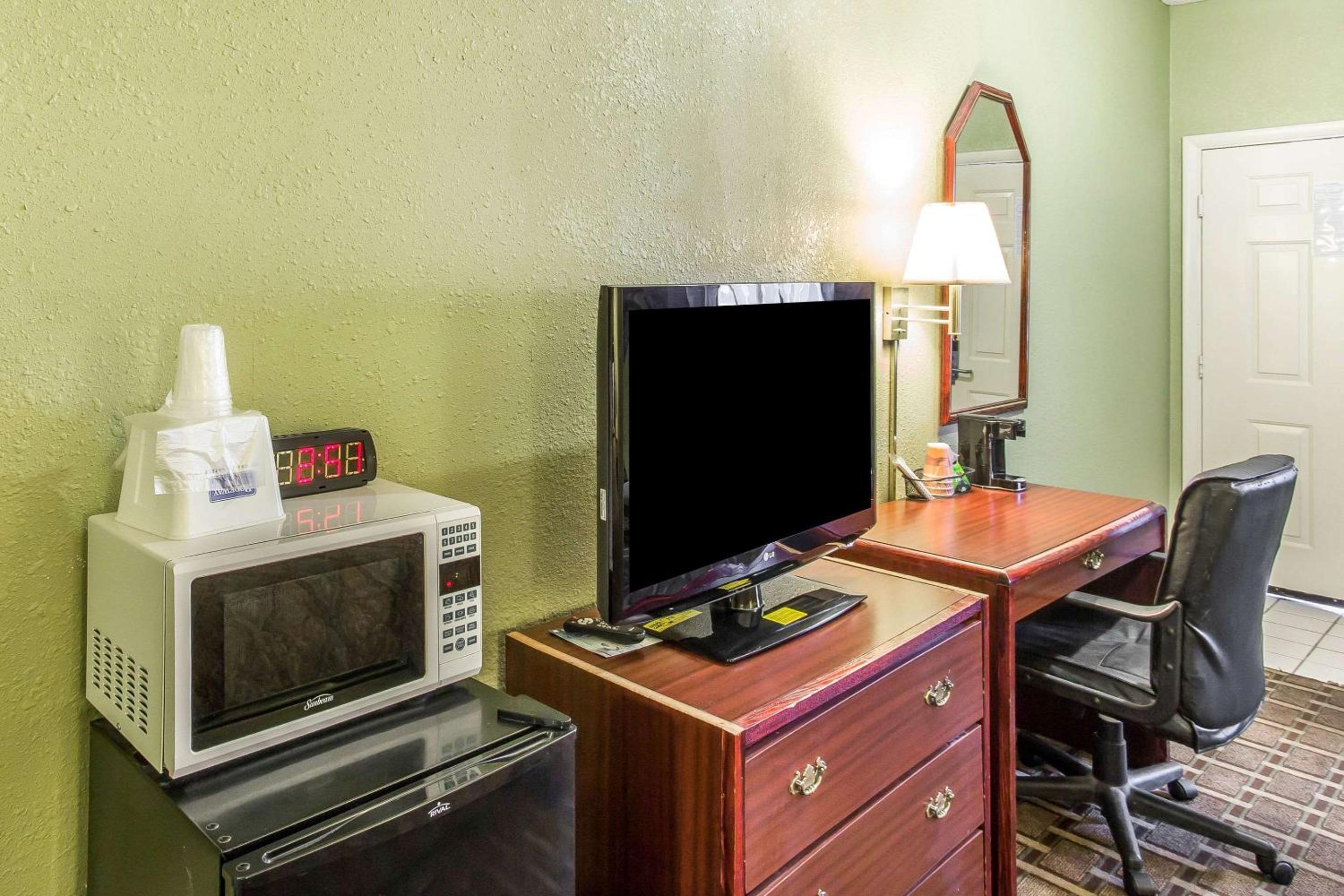 Smyrna Vacations - Rodeway Inn Suites - Property Image 23