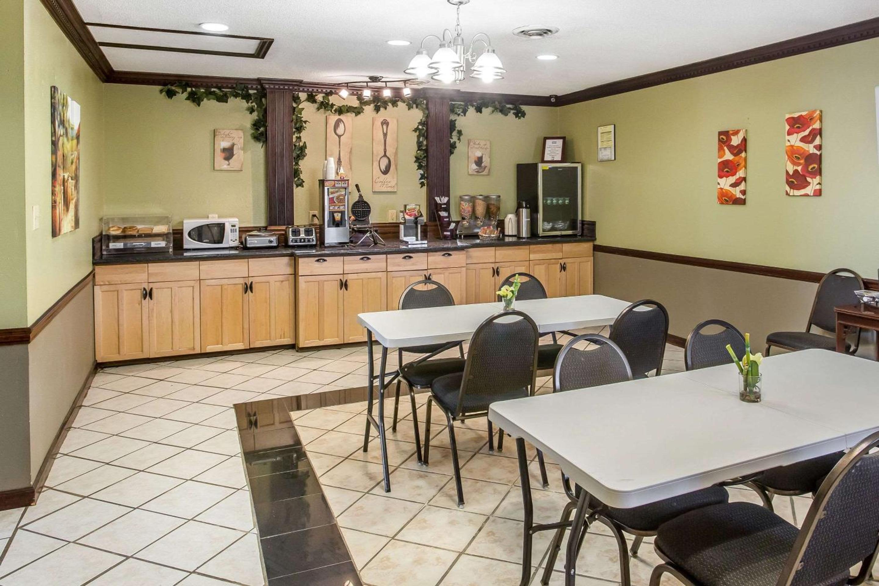 Smyrna Vacations - Rodeway Inn Suites - Property Image 28