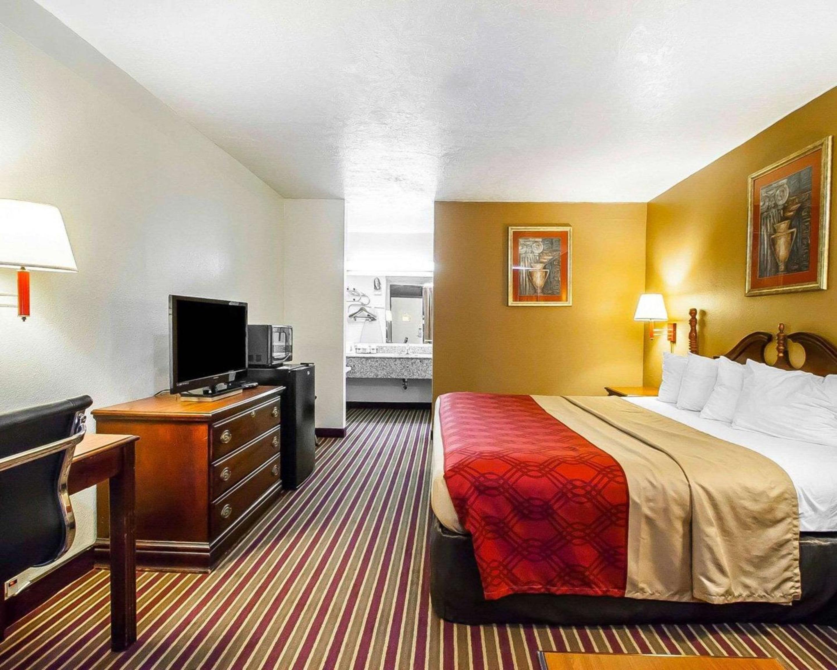 Dyersburg Vacations - Econo Lodge - Property Image 15