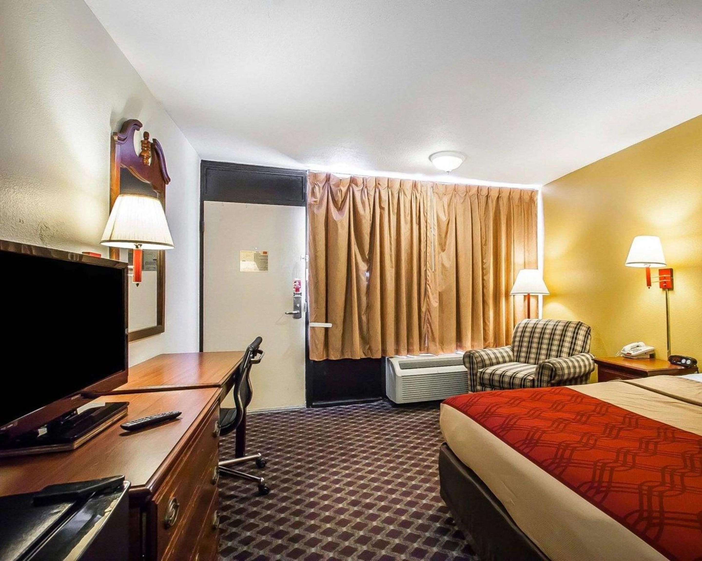 Dyersburg Vacations - Econo Lodge - Property Image 16