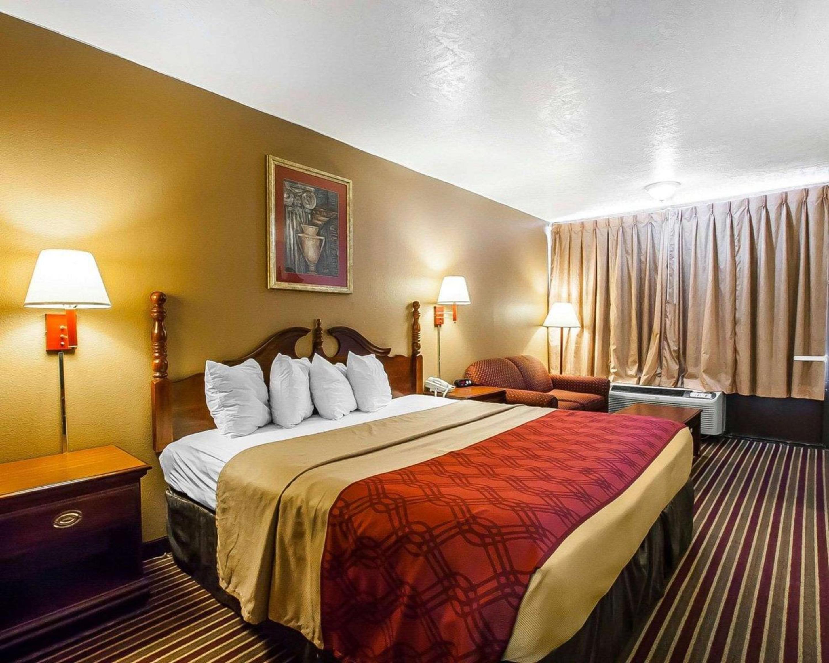 Dyersburg Vacations - Econo Lodge - Property Image 2