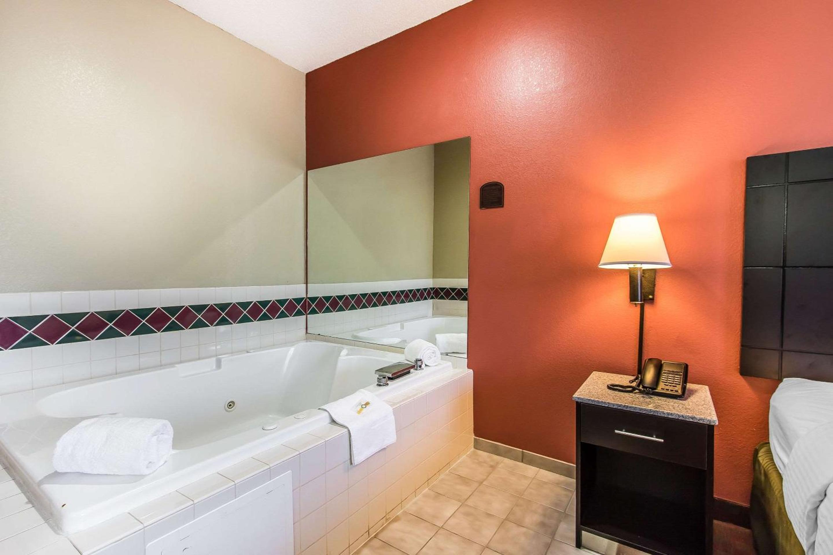 Quality Inn Suites - Property Image 39