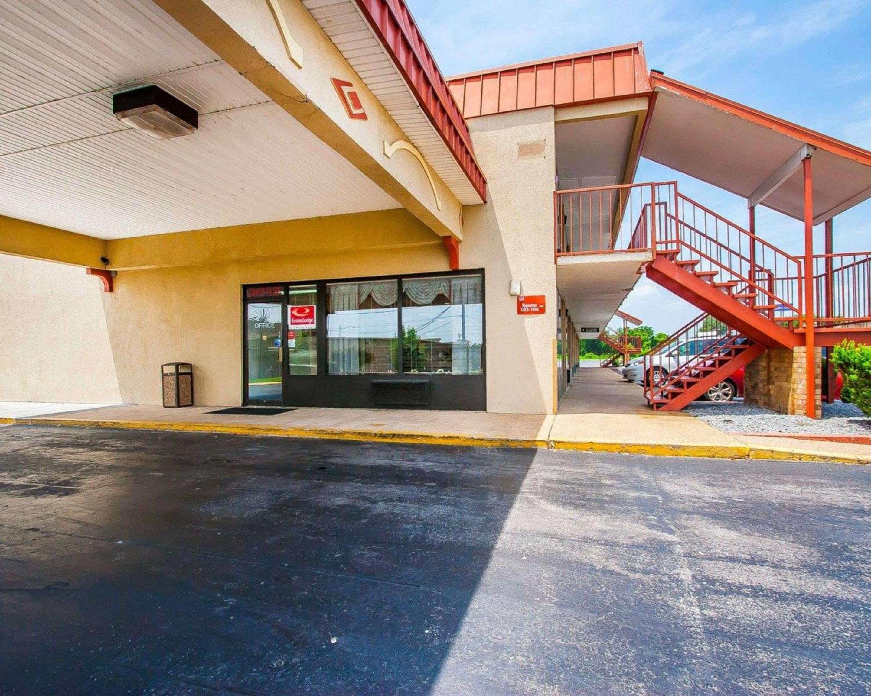 Dyersburg Vacations - Econo Lodge - Property Image 1
