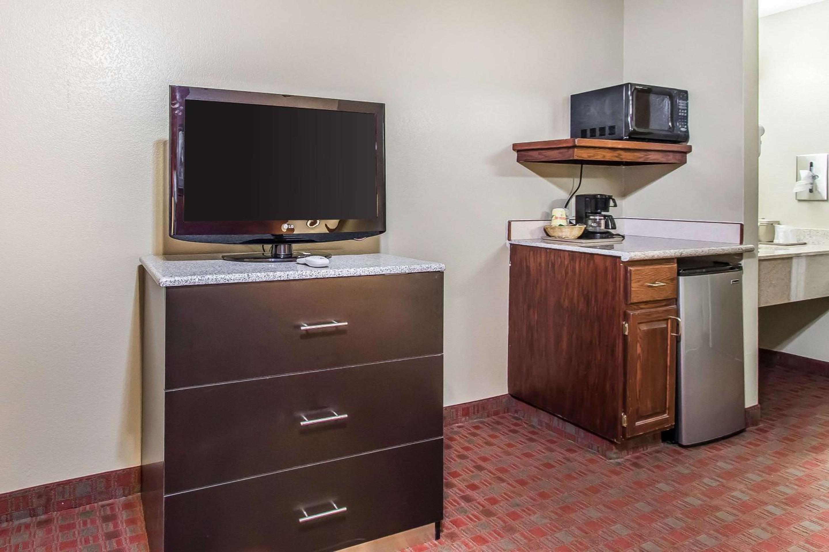 Quality Inn Suites - Property Image 9
