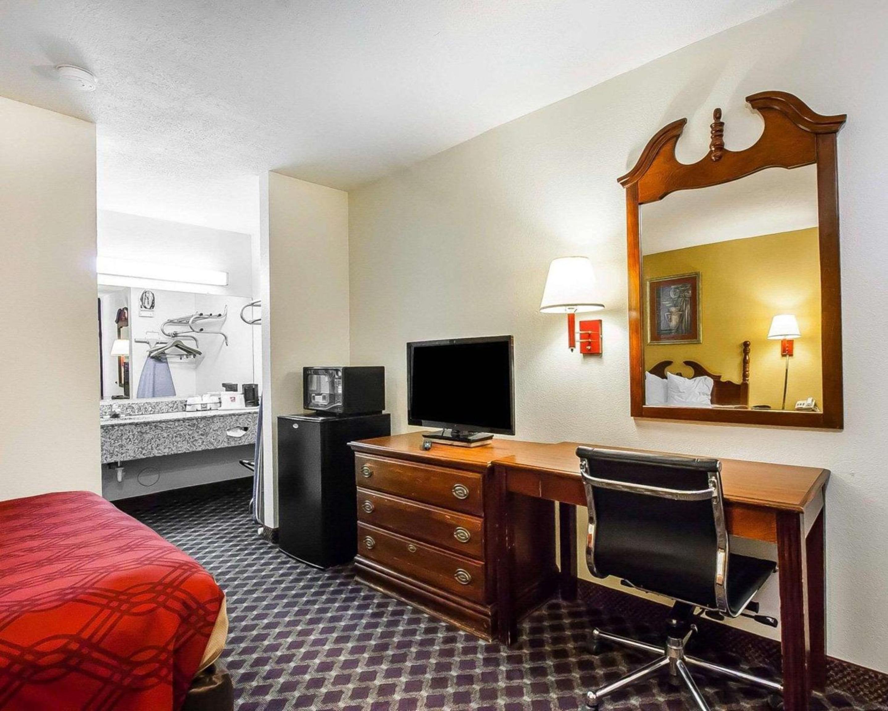 Dyersburg Vacations - Econo Lodge - Property Image 3