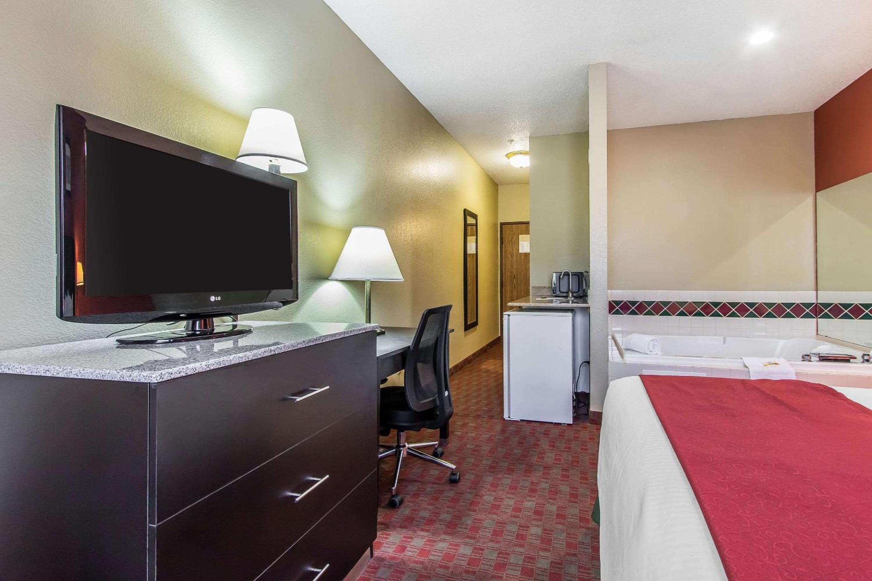 Quality Inn Suites - Property Image 17