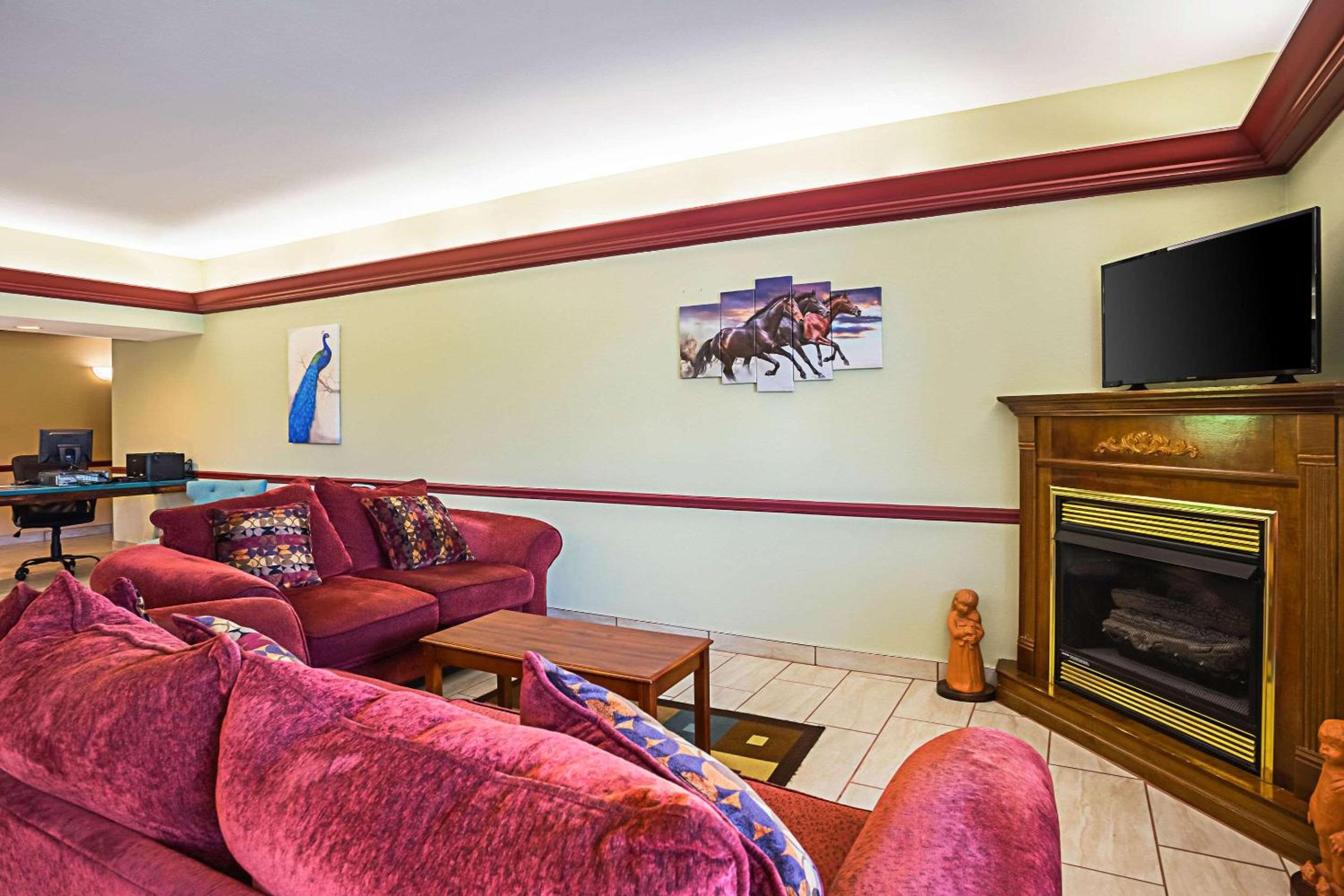 Econo Lodge Inn  Suites - Property Image 15