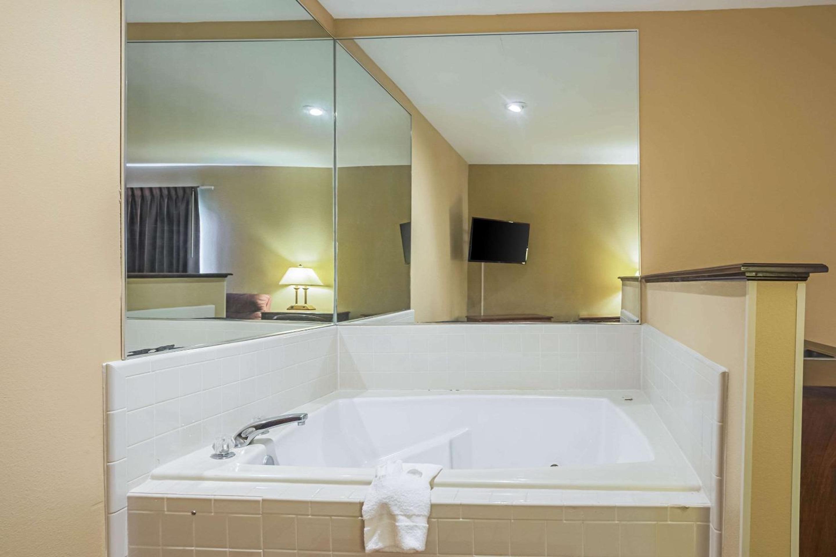 Econo Lodge Inn  Suites - Property Image 20