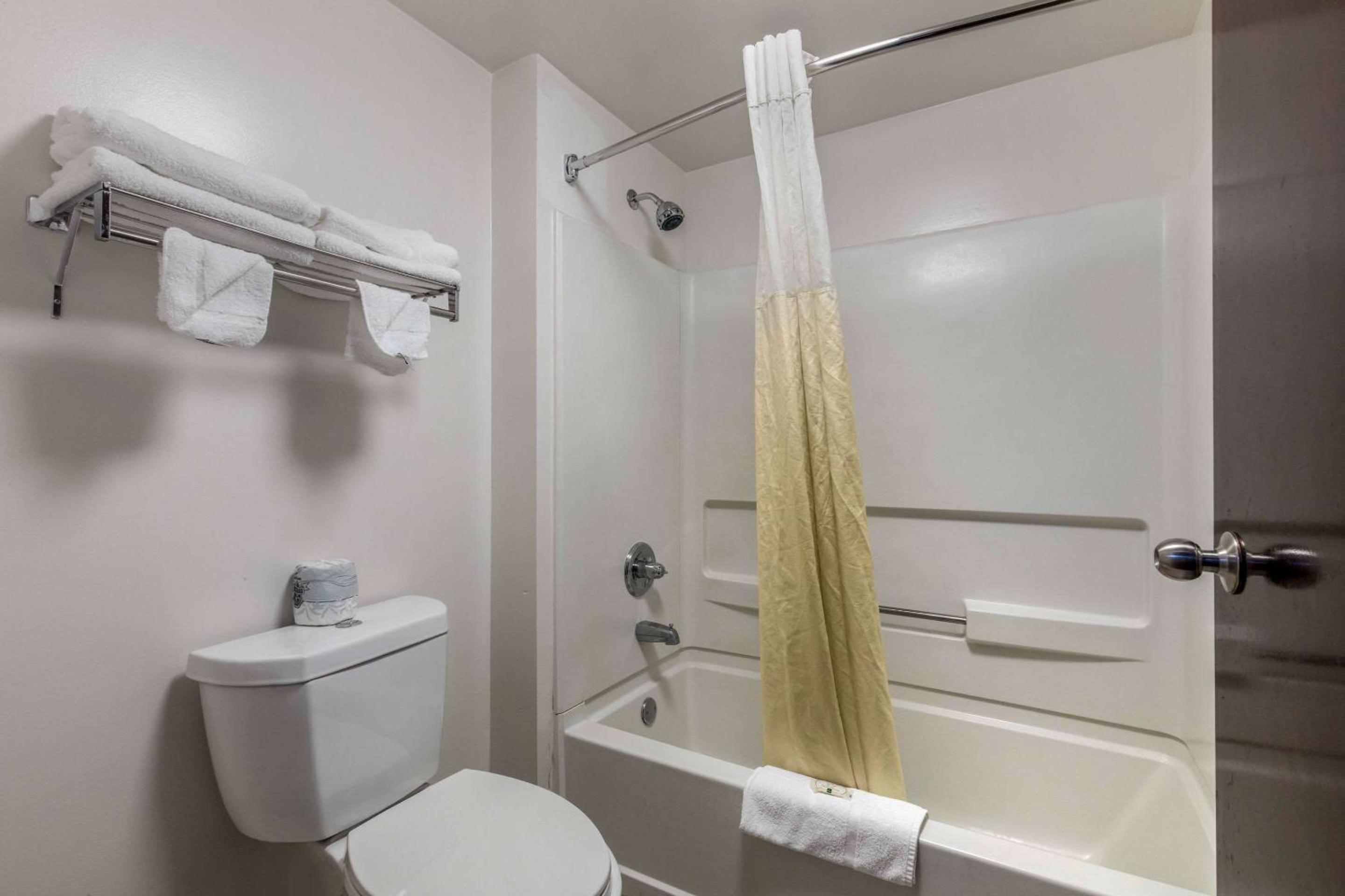 Dickson Vacations - Quality Inn - Property Image 4