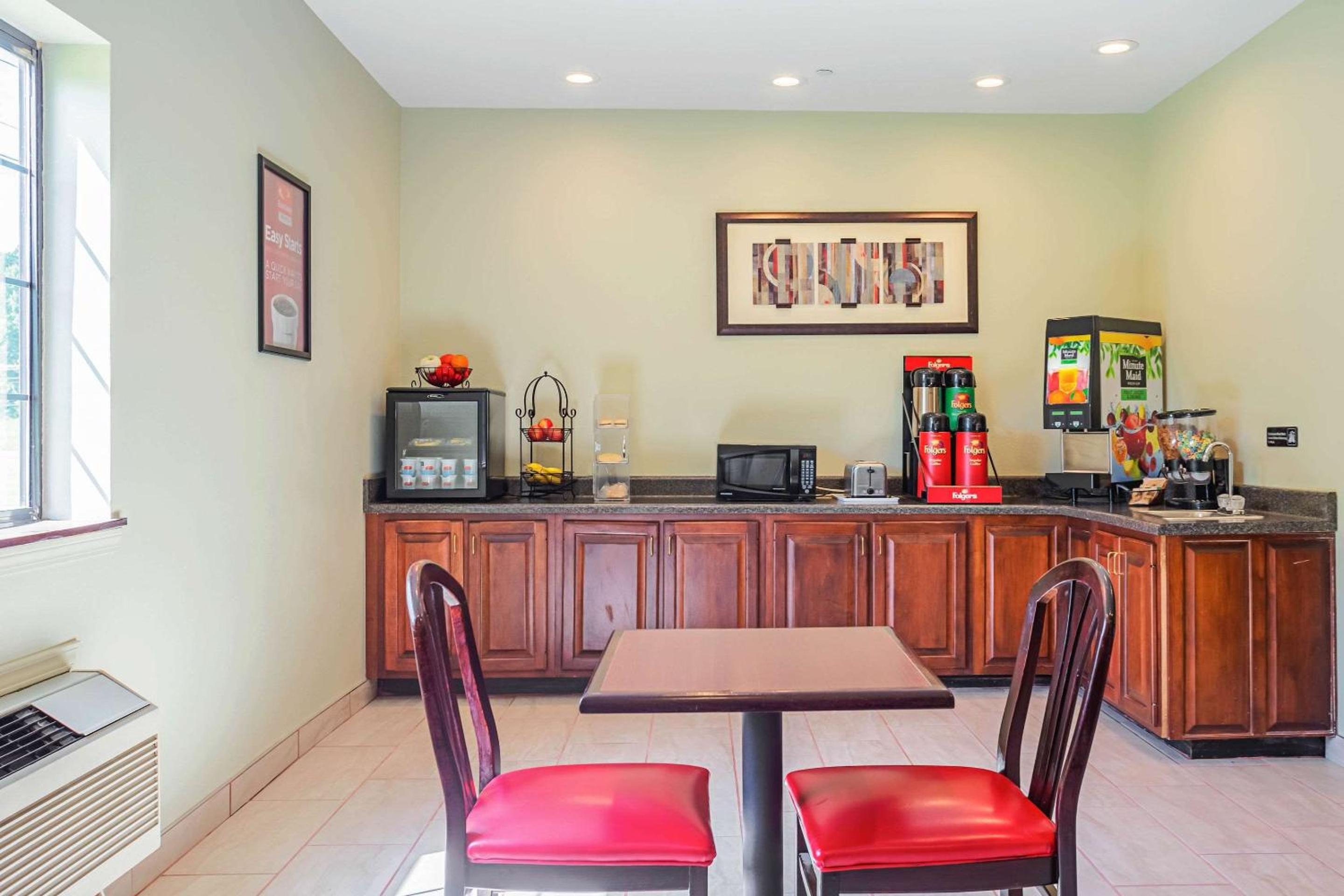 Econo Lodge Inn  Suites - Property Image 22