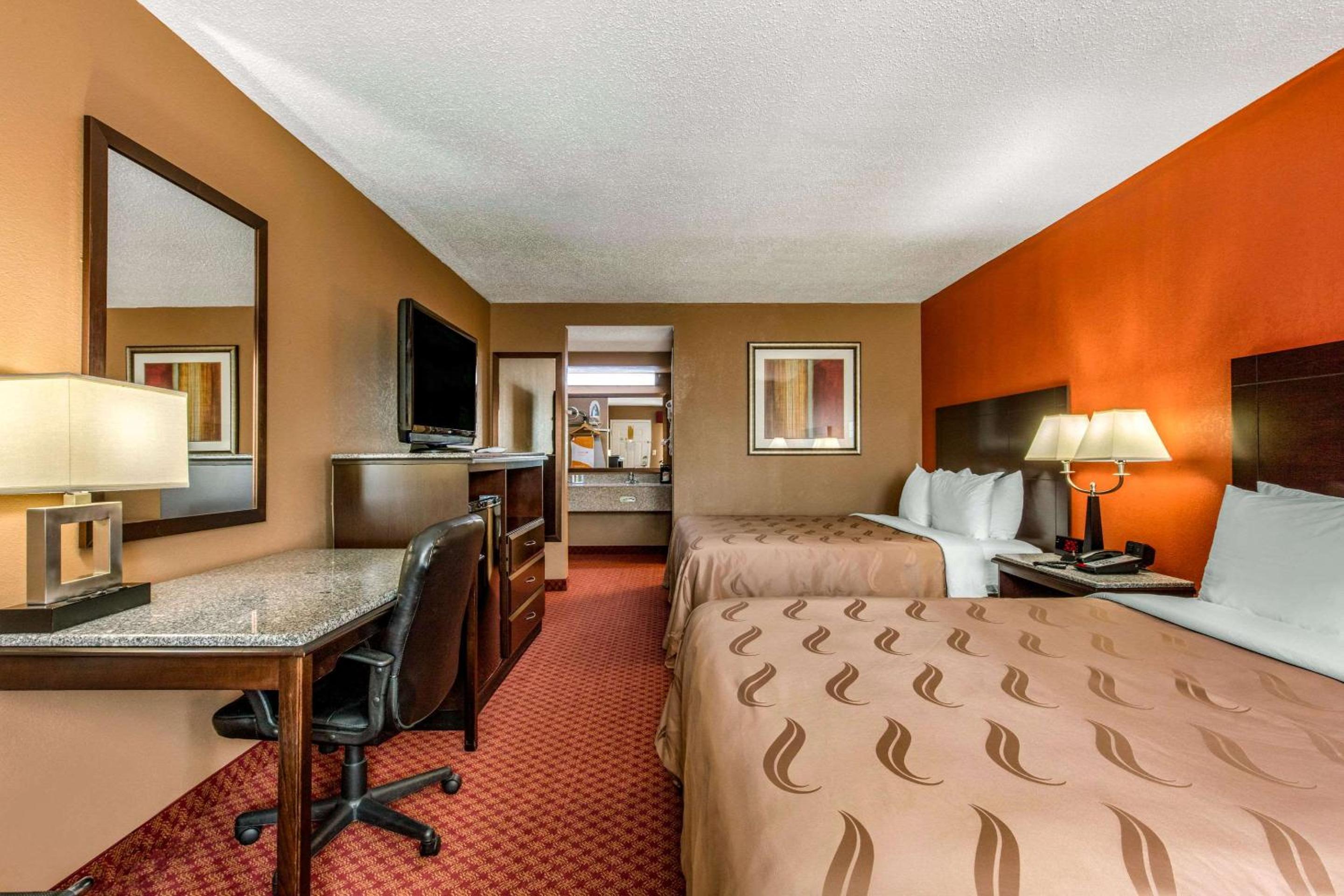 Dickson Vacations - Quality Inn - Property Image 3
