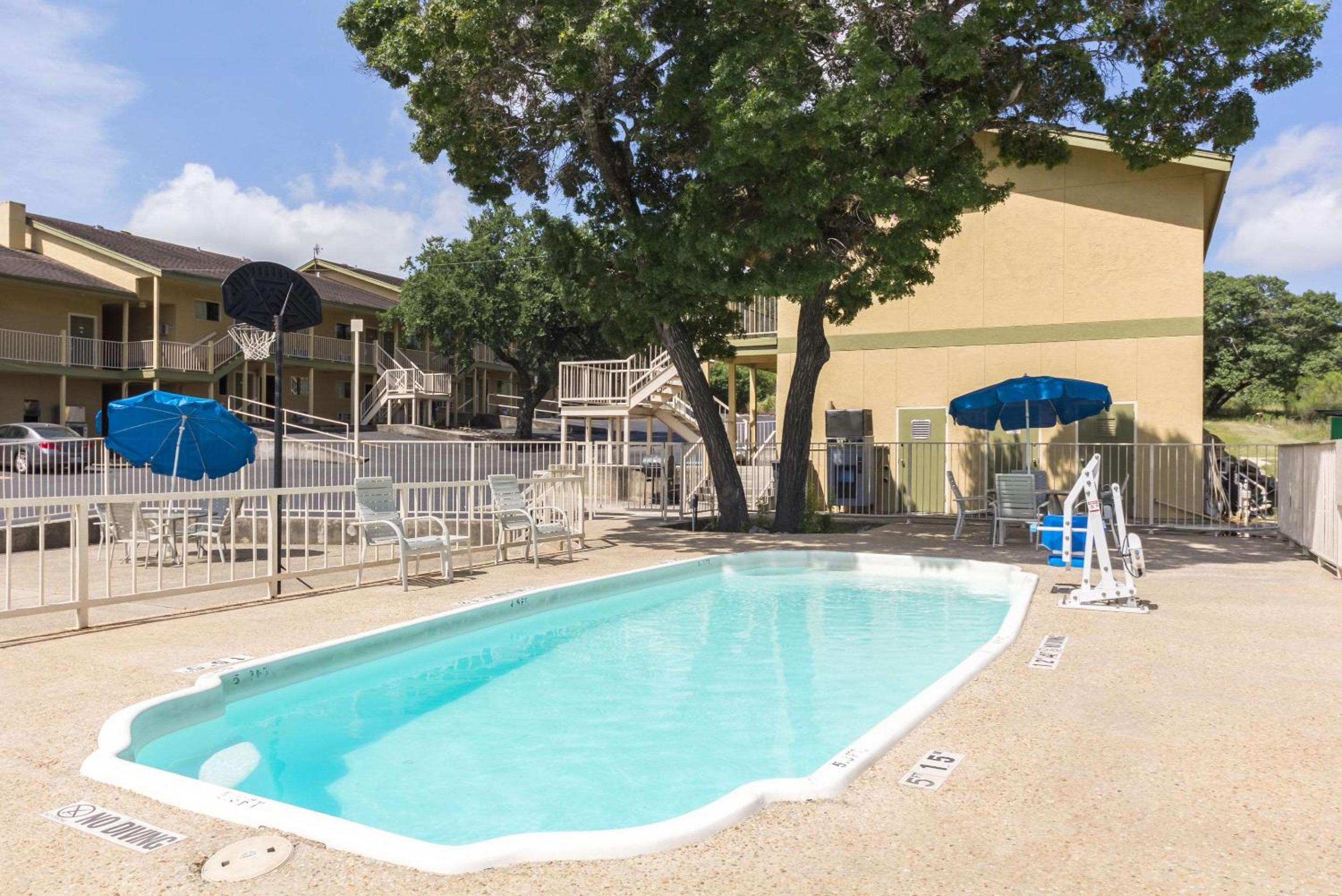 San Antonio Vacations - HillView Inn at Six Flags Fiesta - Property Image 18