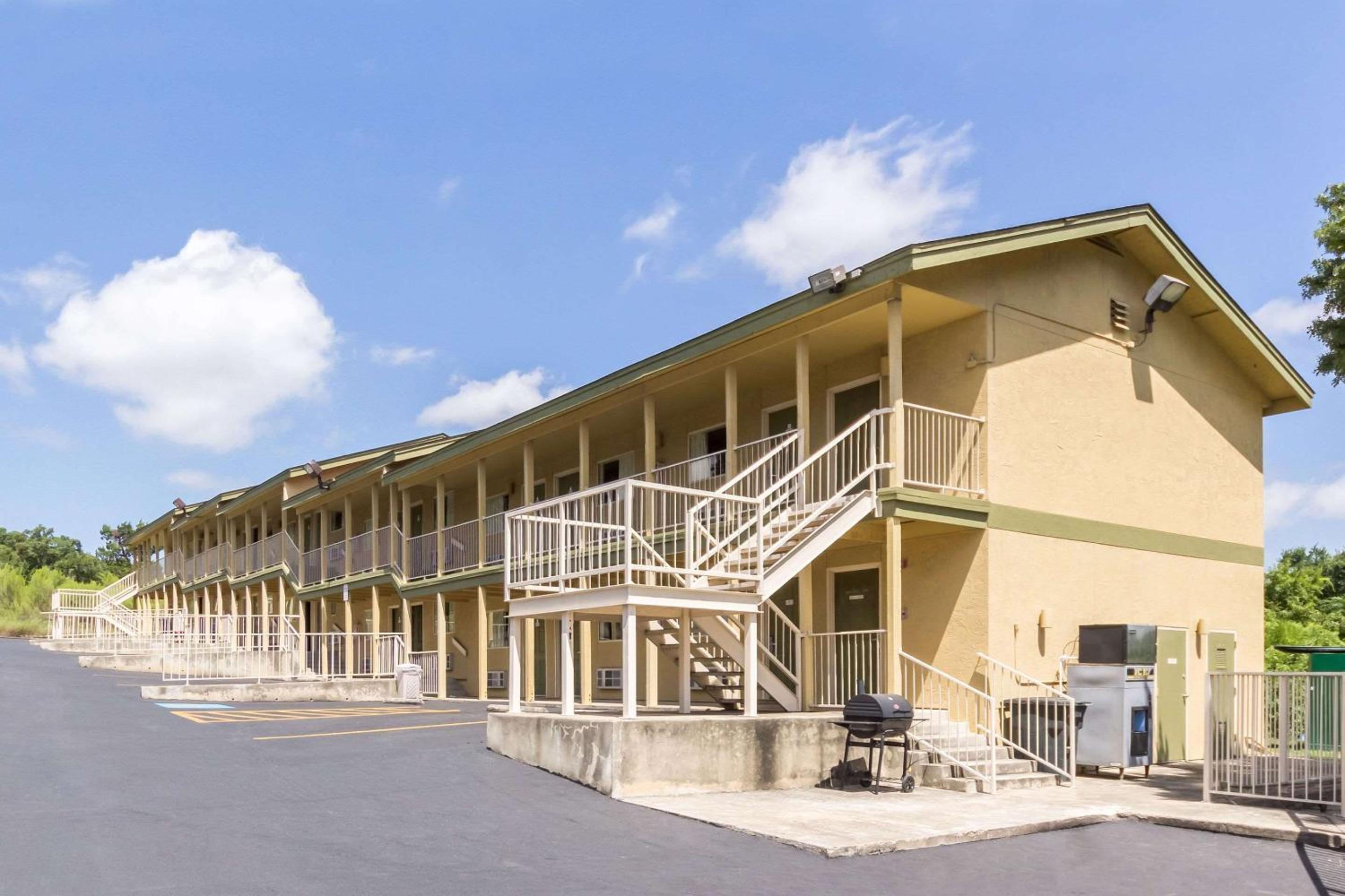 San Antonio Vacations - HillView Inn at Six Flags Fiesta - Property Image 17
