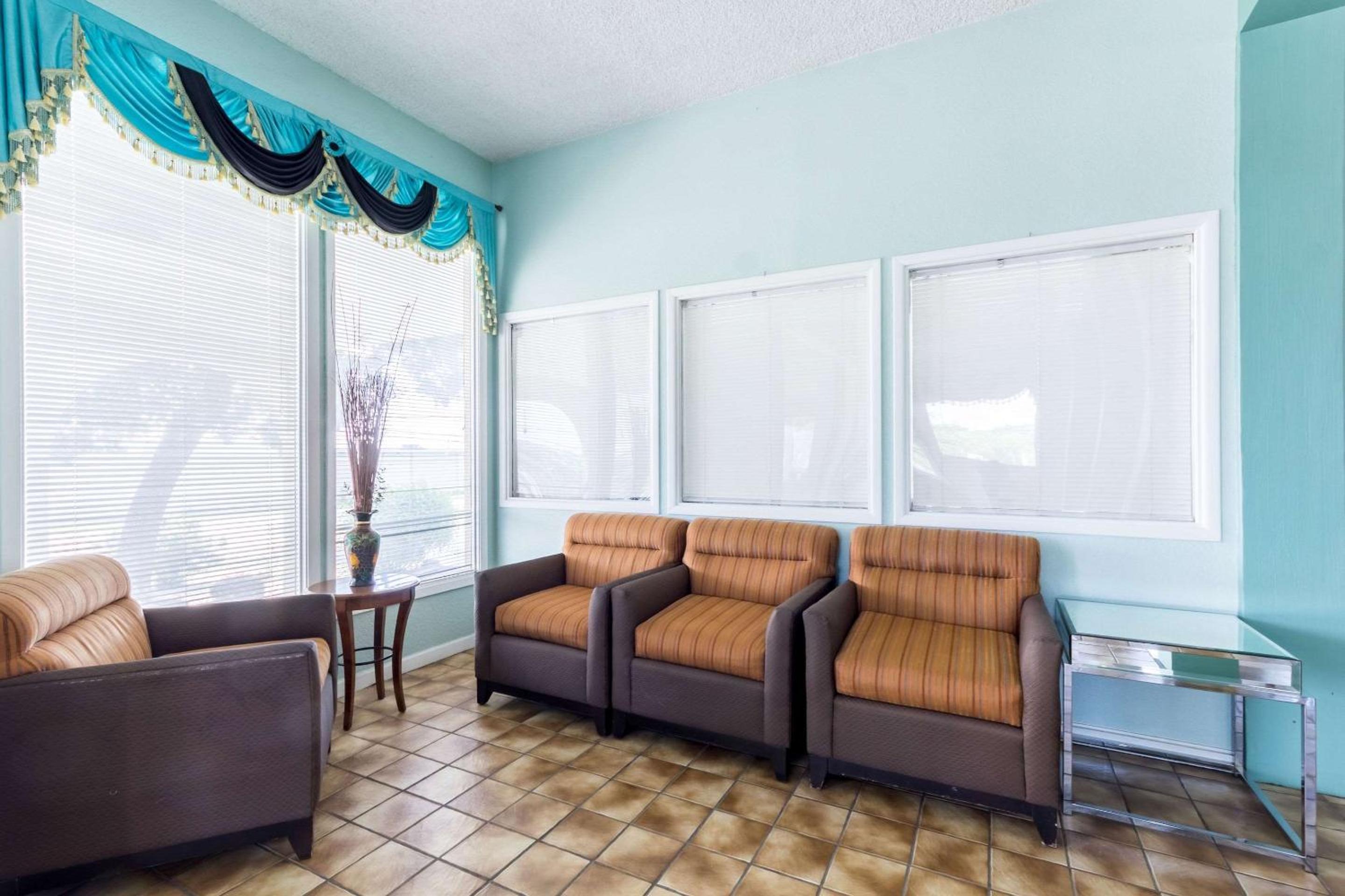 San Antonio Vacations - HillView Inn at Six Flags Fiesta - Property Image 16