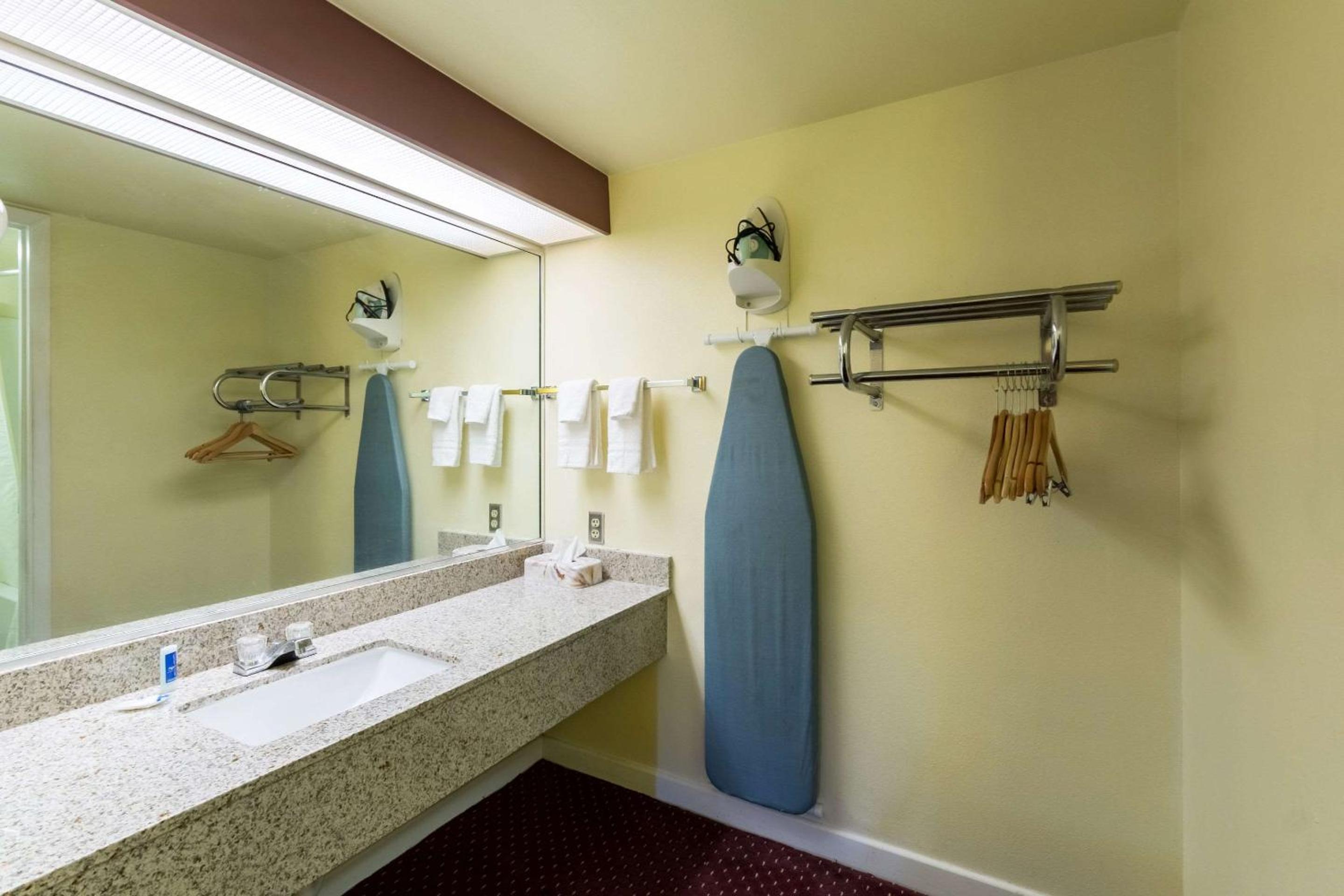 San Antonio Vacations - HillView Inn at Six Flags Fiesta - Property Image 15
