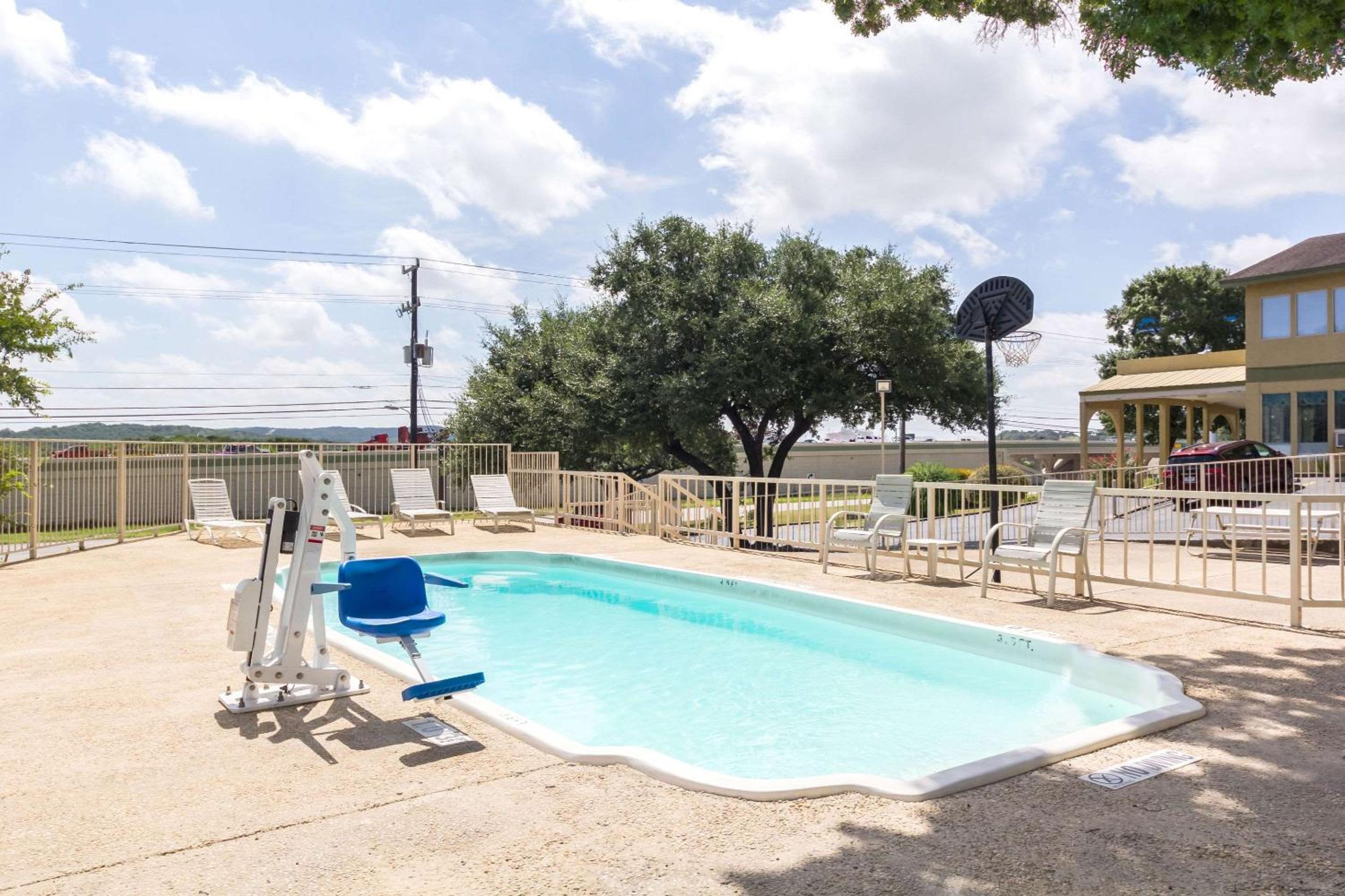 San Antonio Vacations - HillView Inn at Six Flags Fiesta - Property Image 14