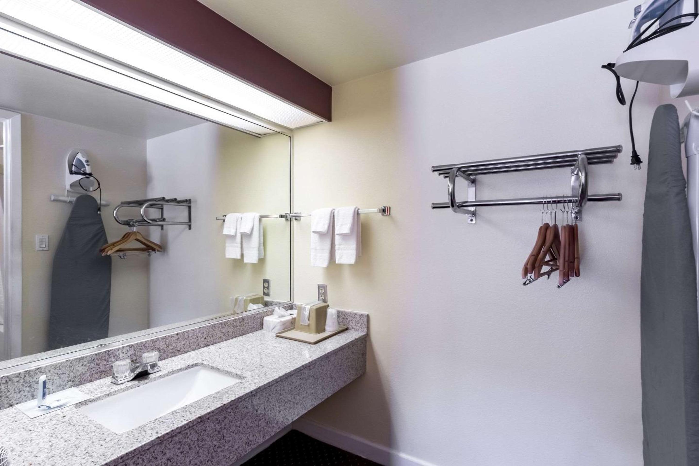San Antonio Vacations - HillView Inn at Six Flags Fiesta - Property Image 12
