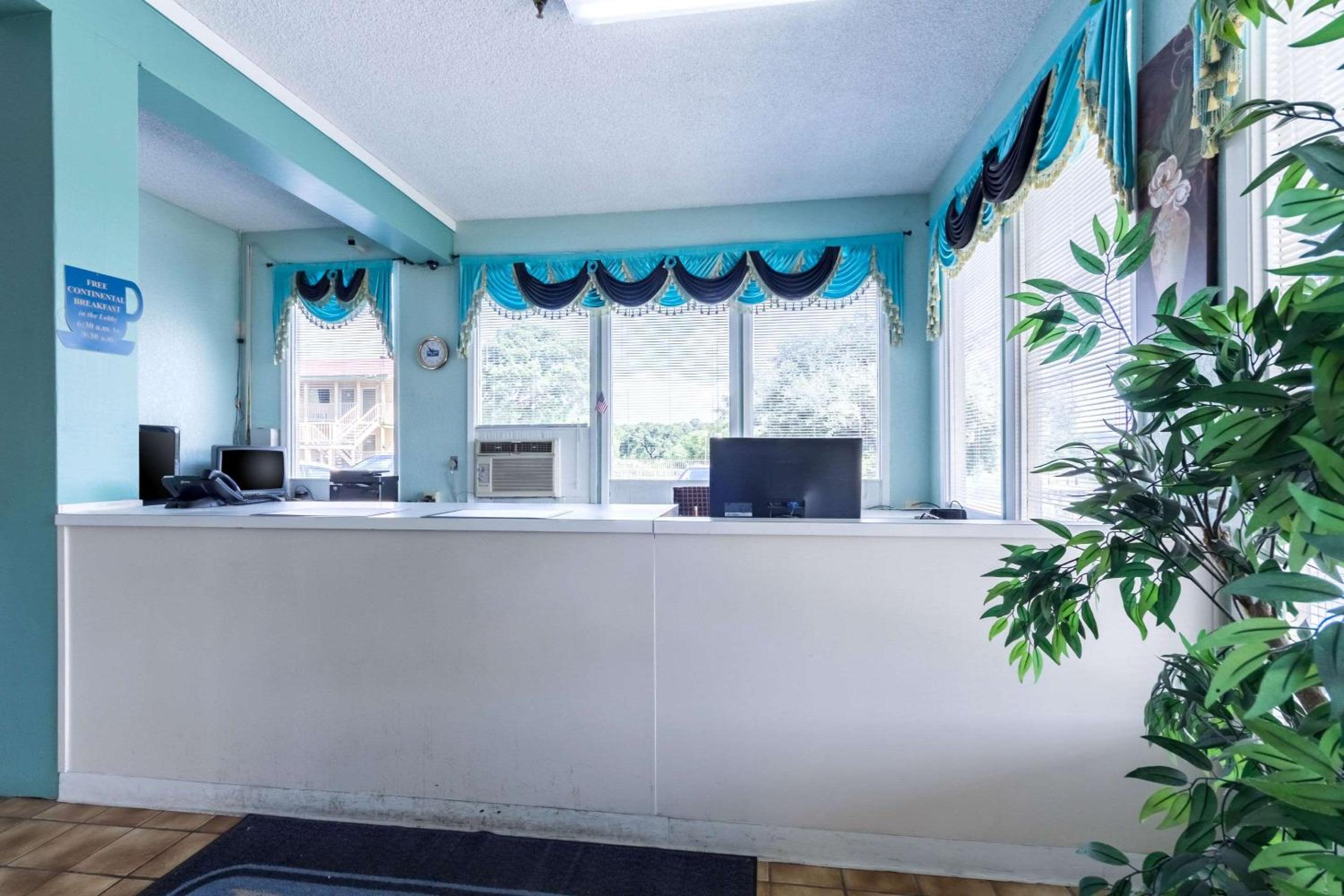 San Antonio Vacations - HillView Inn at Six Flags Fiesta - Property Image 1