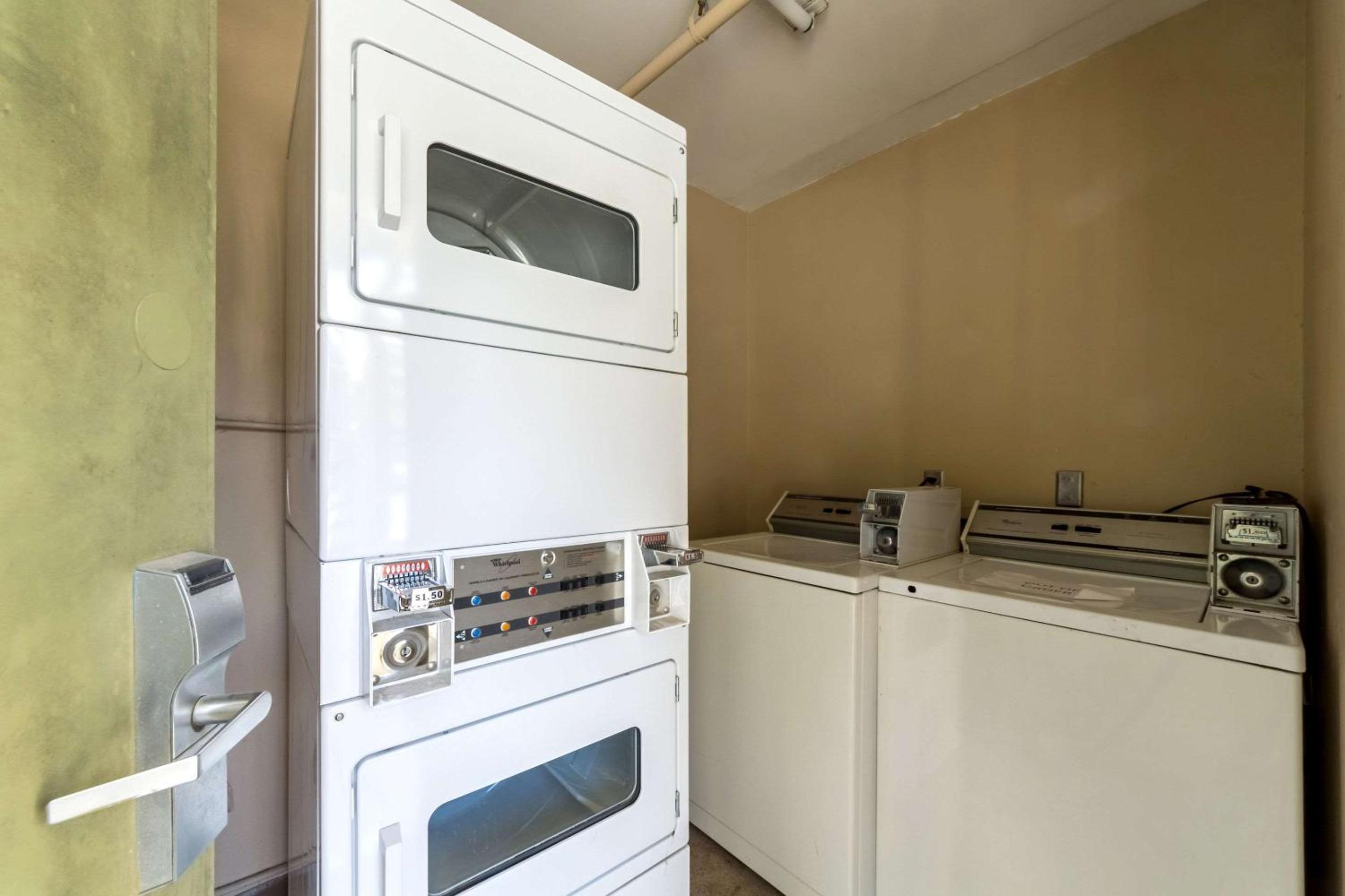 San Antonio Vacations - HillView Inn at Six Flags Fiesta - Property Image 11
