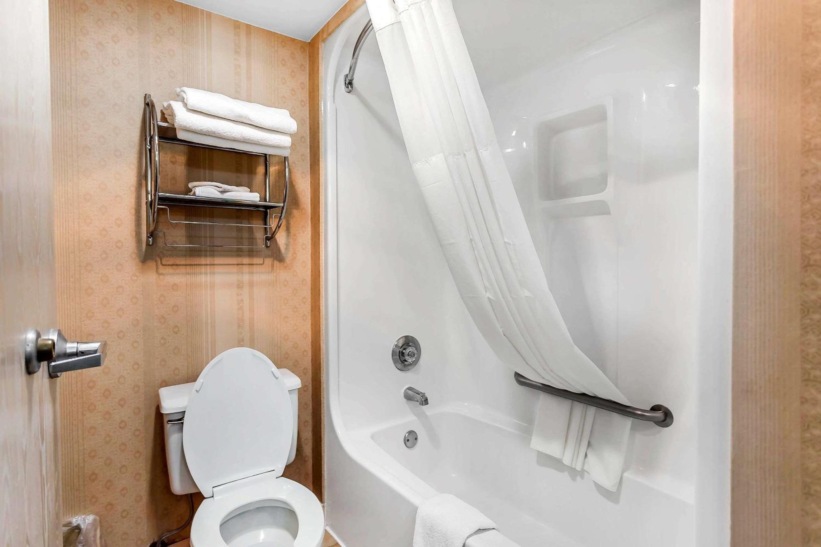 Dumas Vacations - Quality Inn - Property Image 9