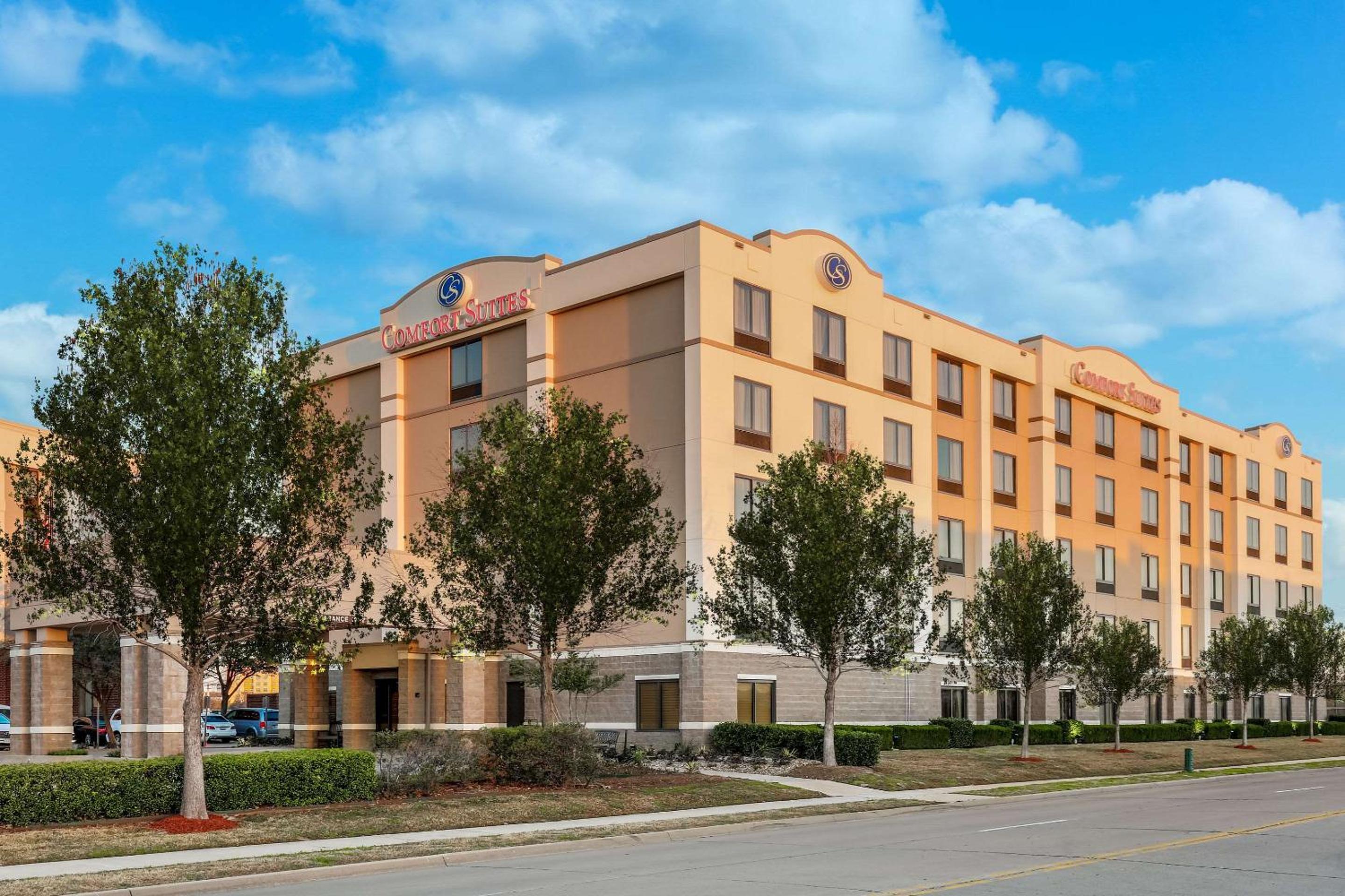 Hotel Comfort Suites DFW N-Grapevine - Image 1
