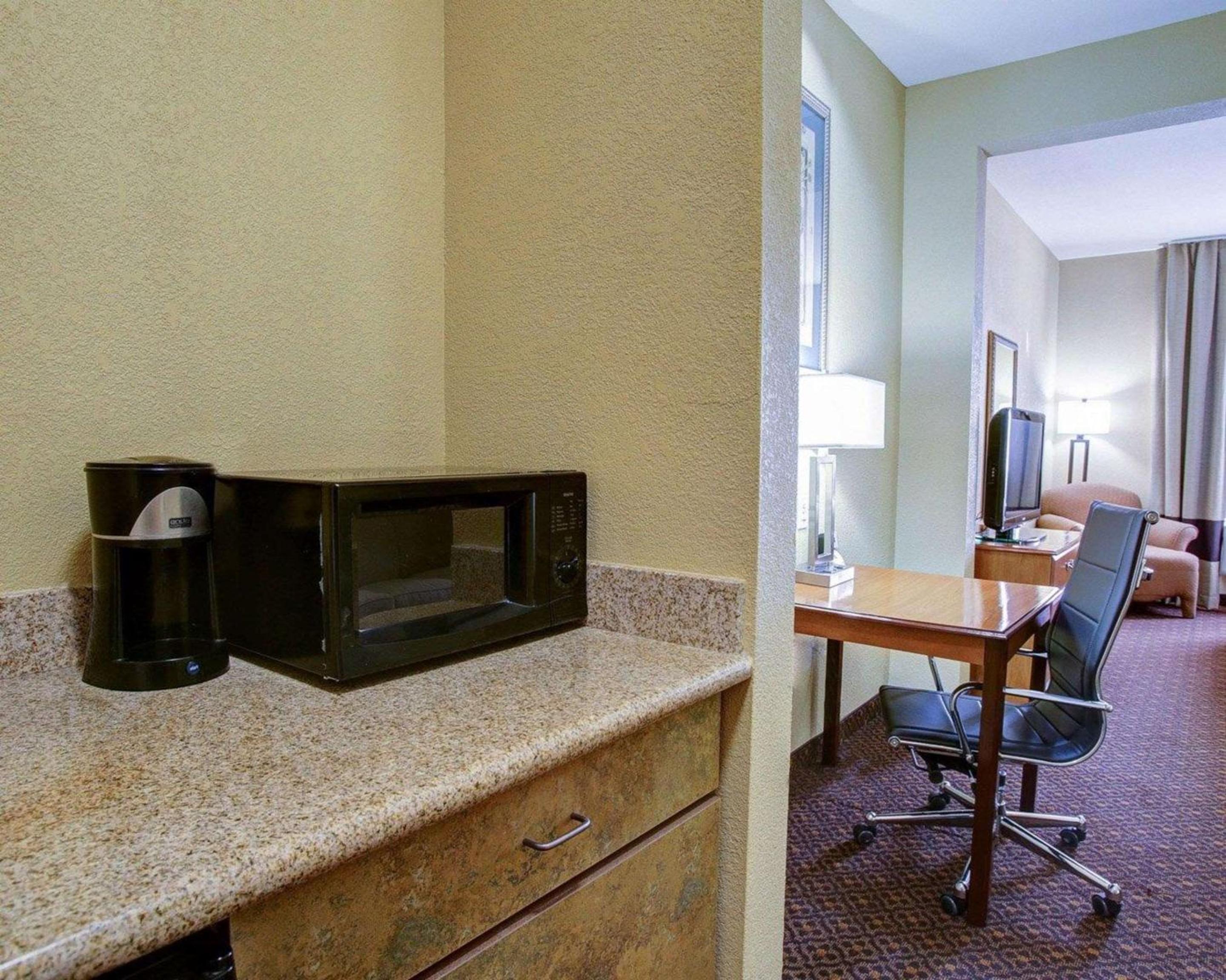 Comfort Suites Brenham view 4