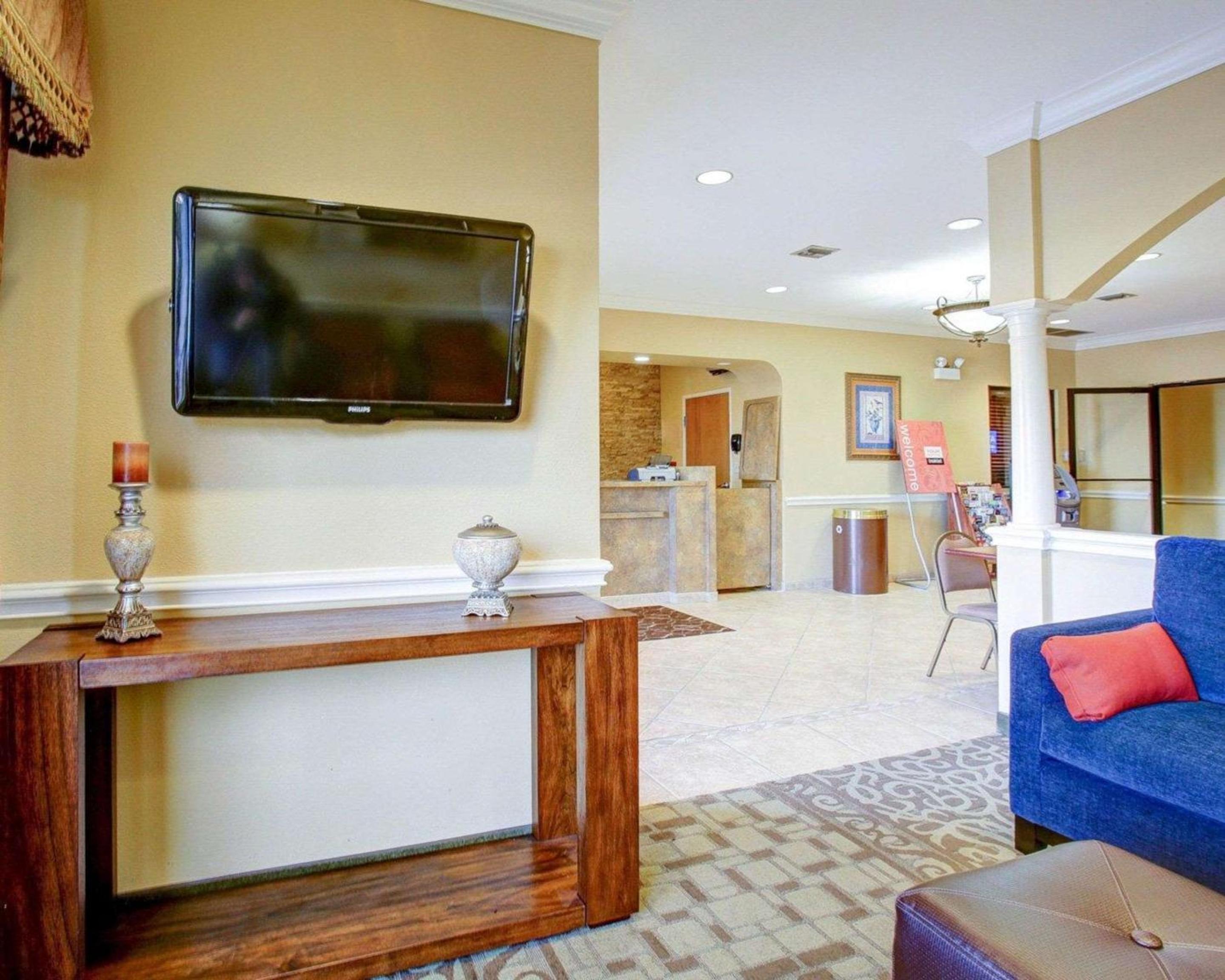 Comfort Suites Brenham view 5