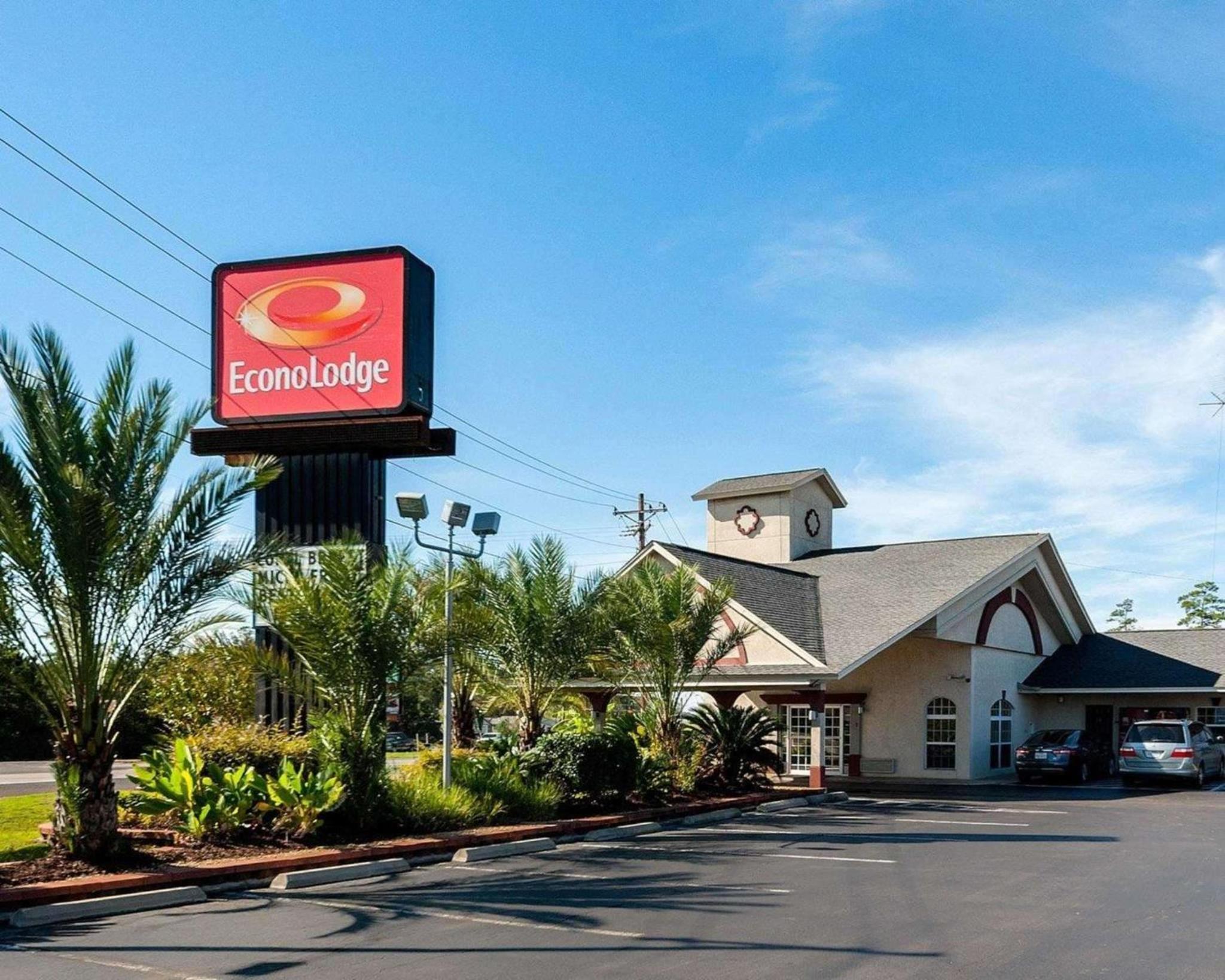 Jasper Vacations - Econo Lodge Jasper - Property Image 1