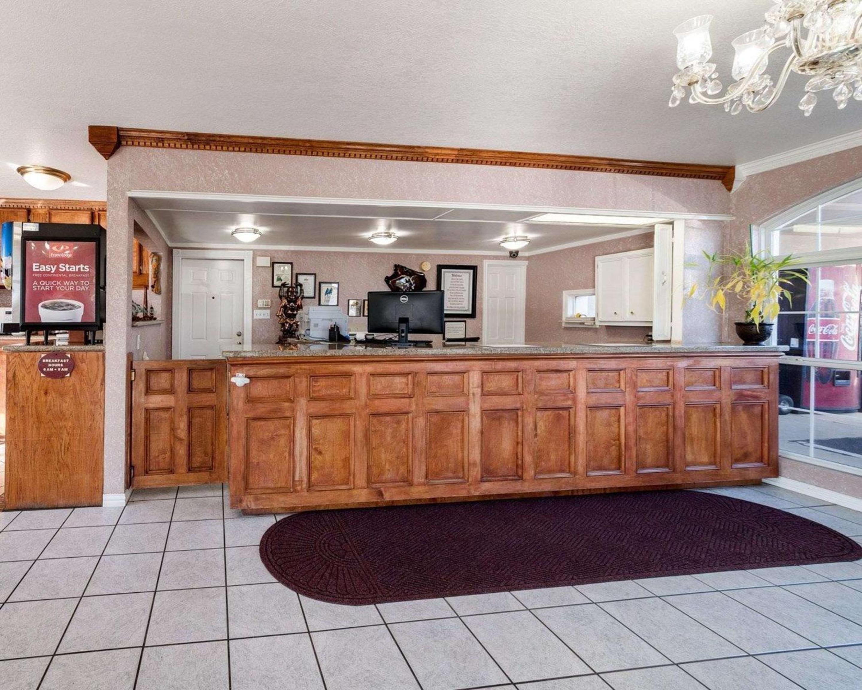 Econo Lodge Jasper view 5