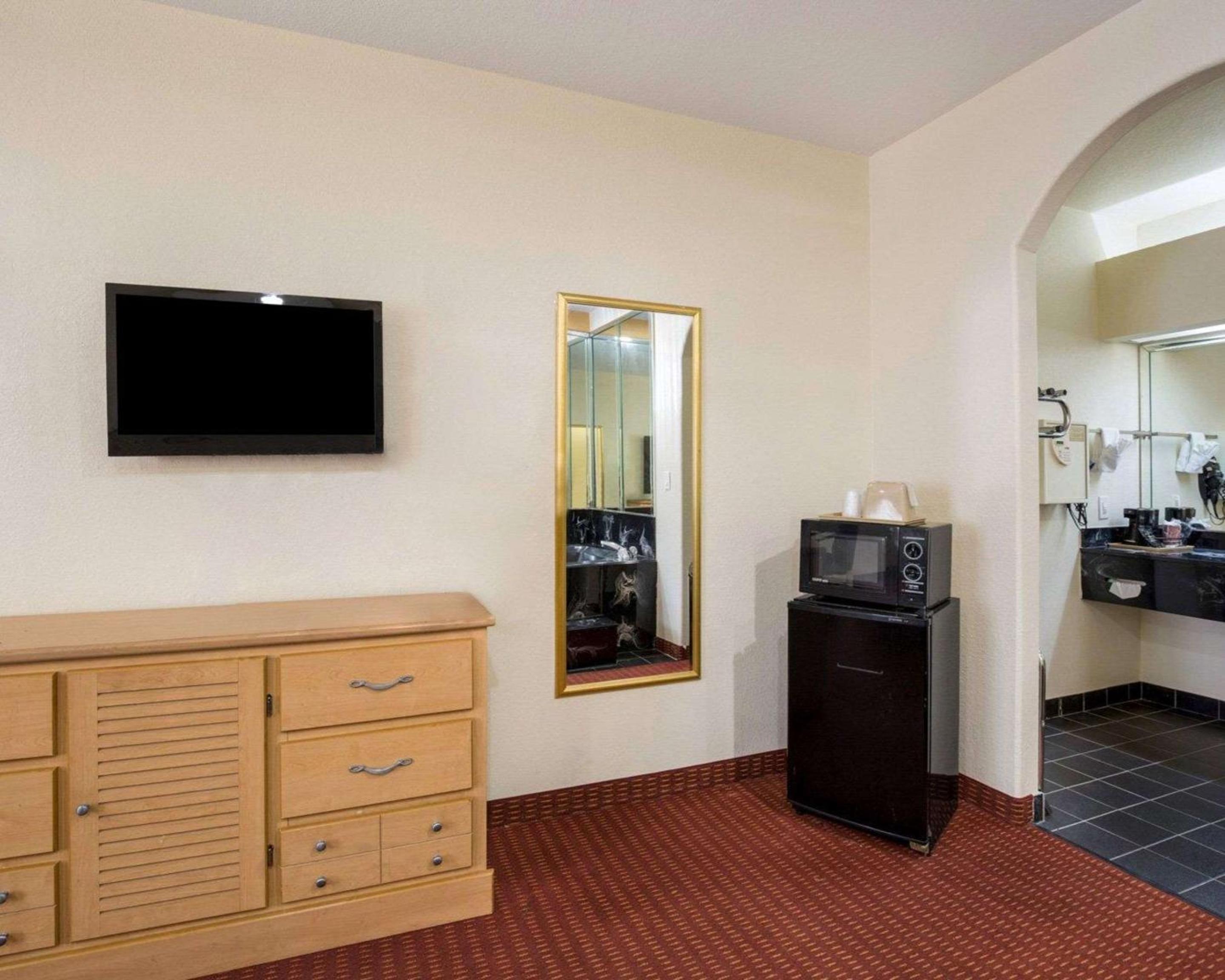 Scottish Inn Suites IAH West - Property Image 21