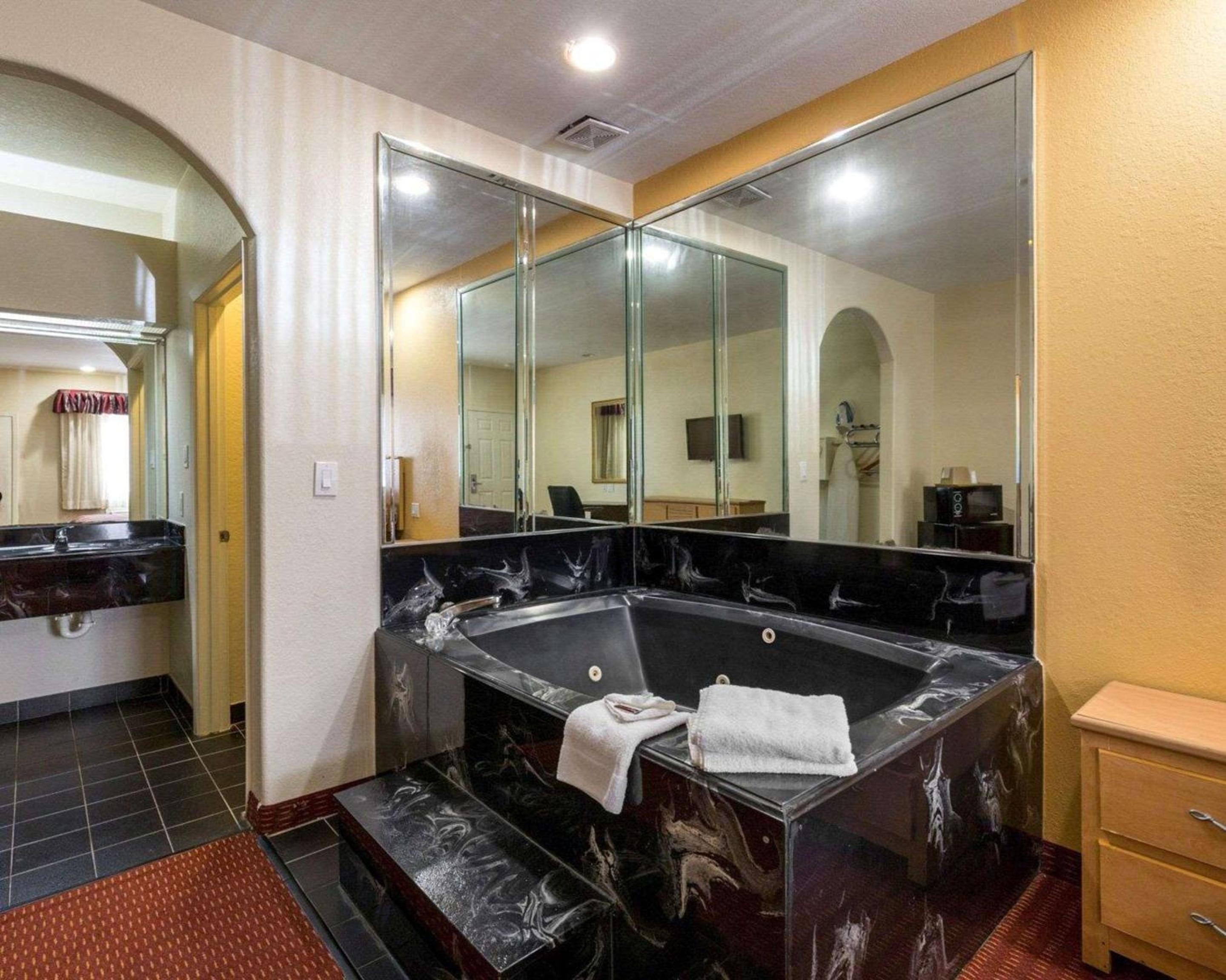 Scottish Inn Suites IAH West - Property Image 17