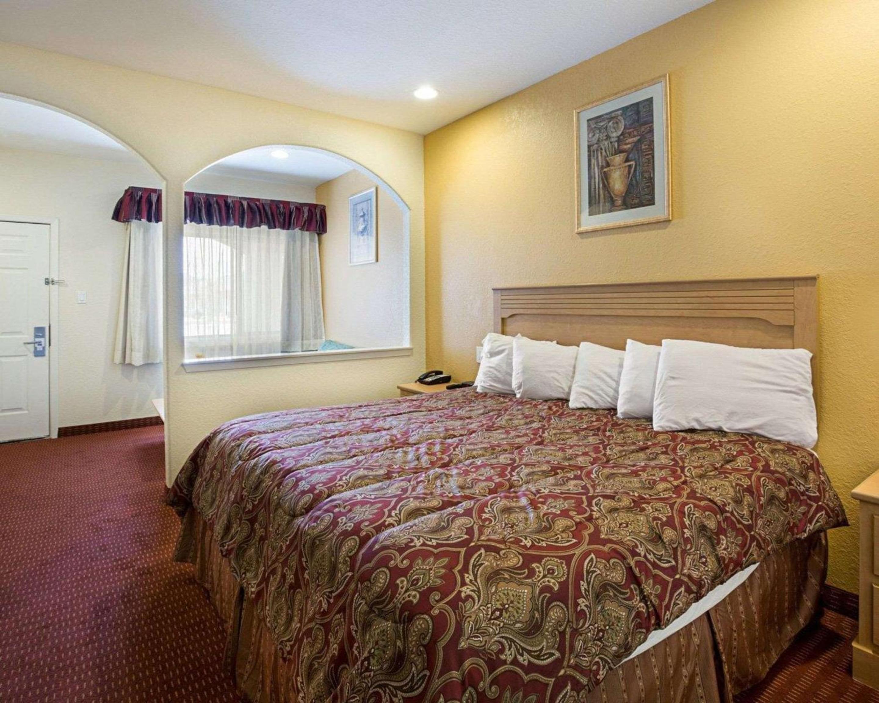Scottish Inn Suites IAH West - Property Image 15