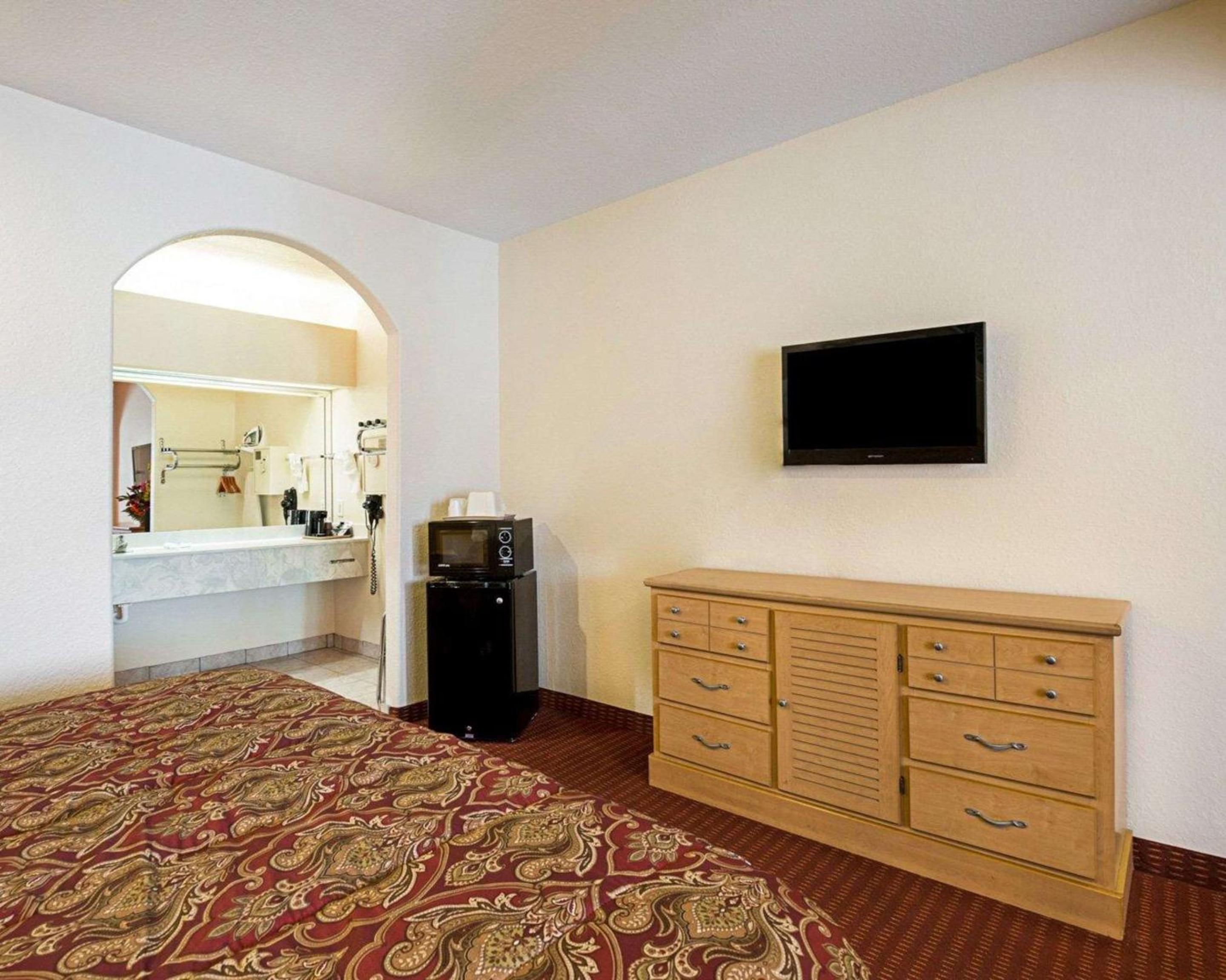 Scottish Inn Suites IAH West - Property Image 14