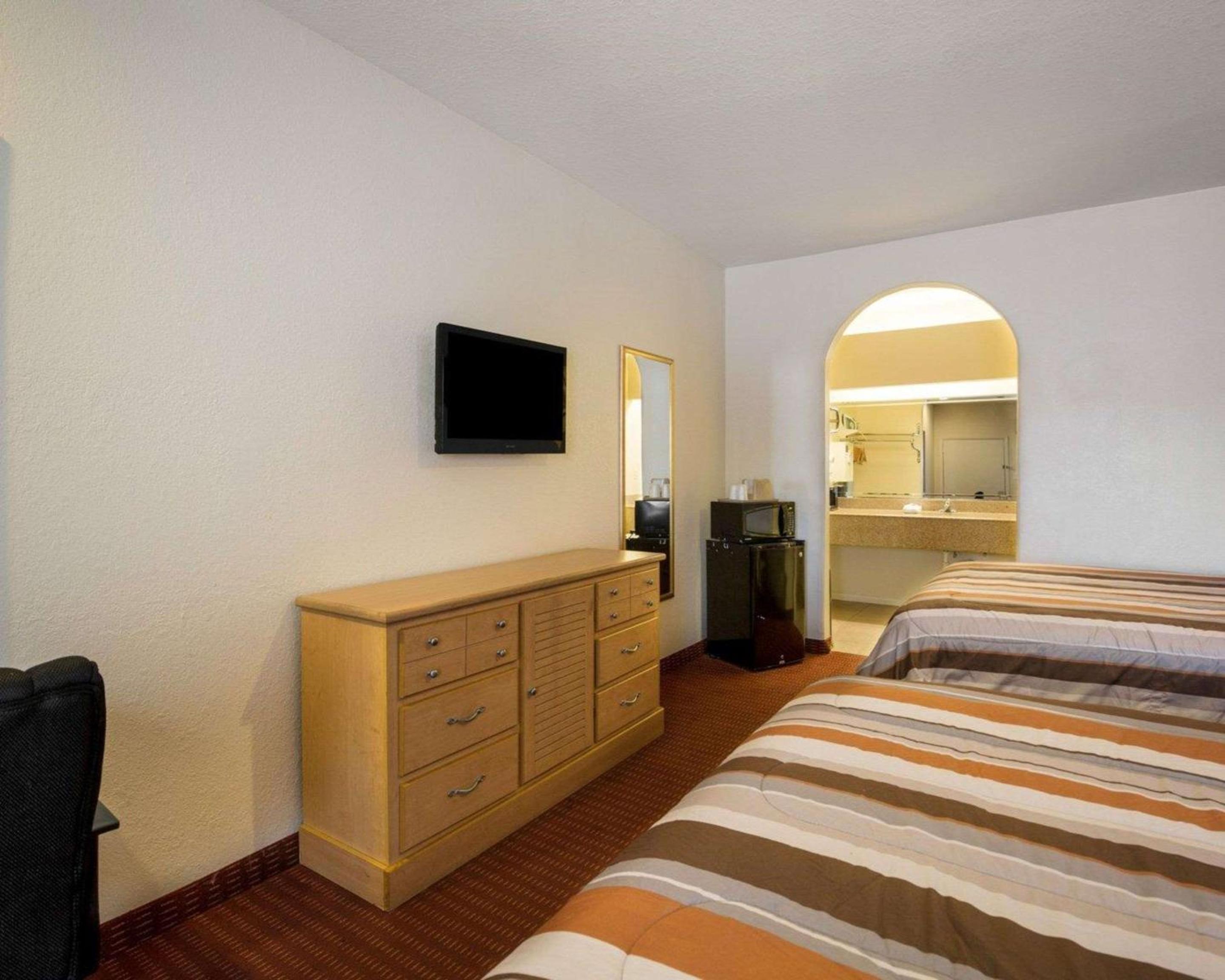 Scottish Inn Suites IAH West - Property Image 10