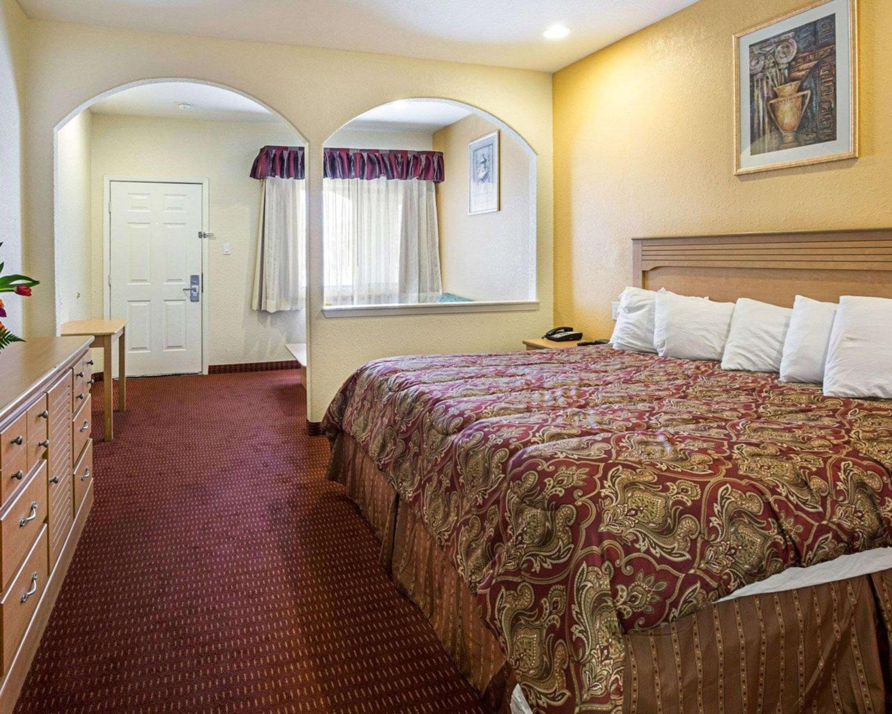 Scottish Inn Suites IAH West - Property Image 7