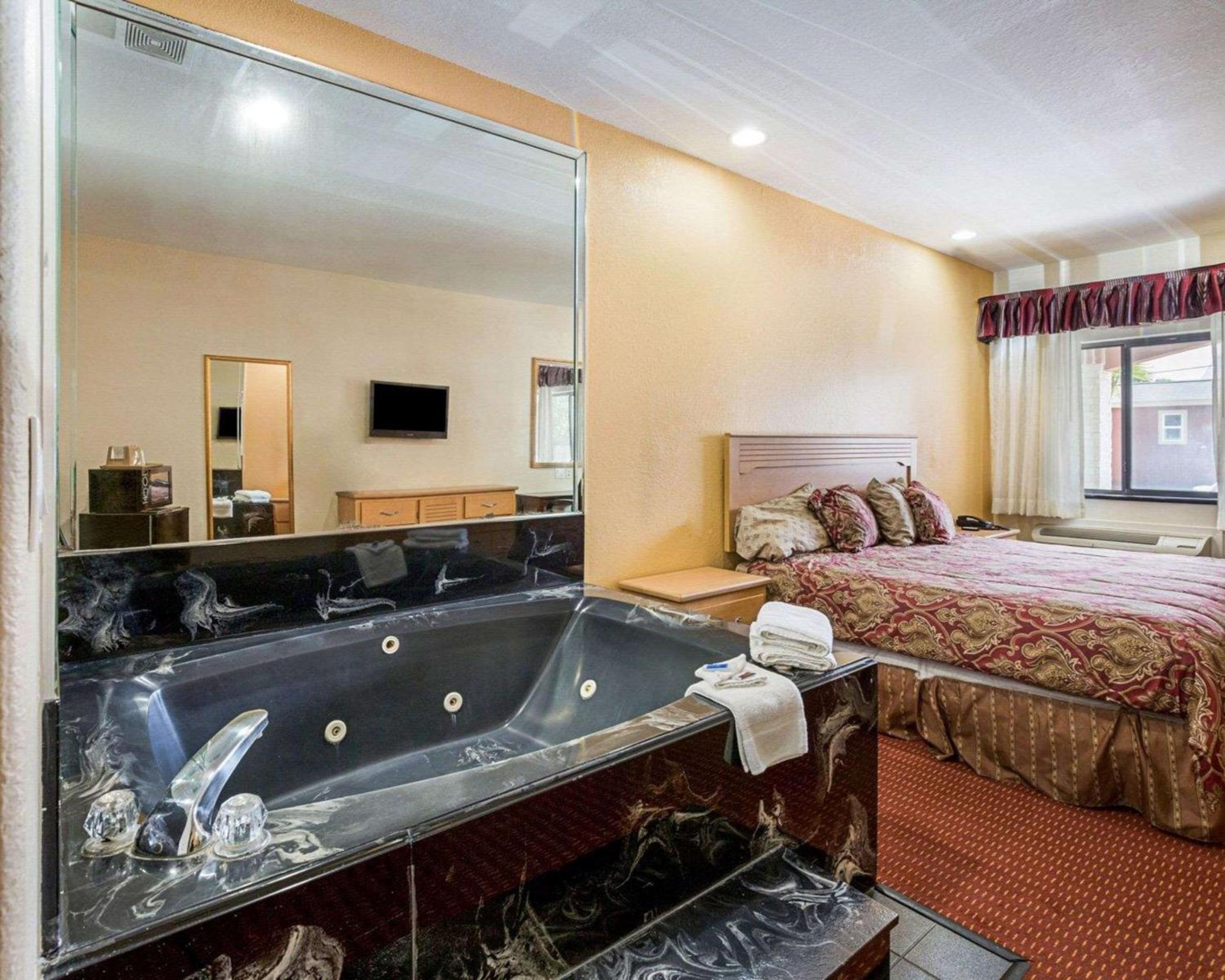 Scottish Inn Suites IAH West - Property Image 4