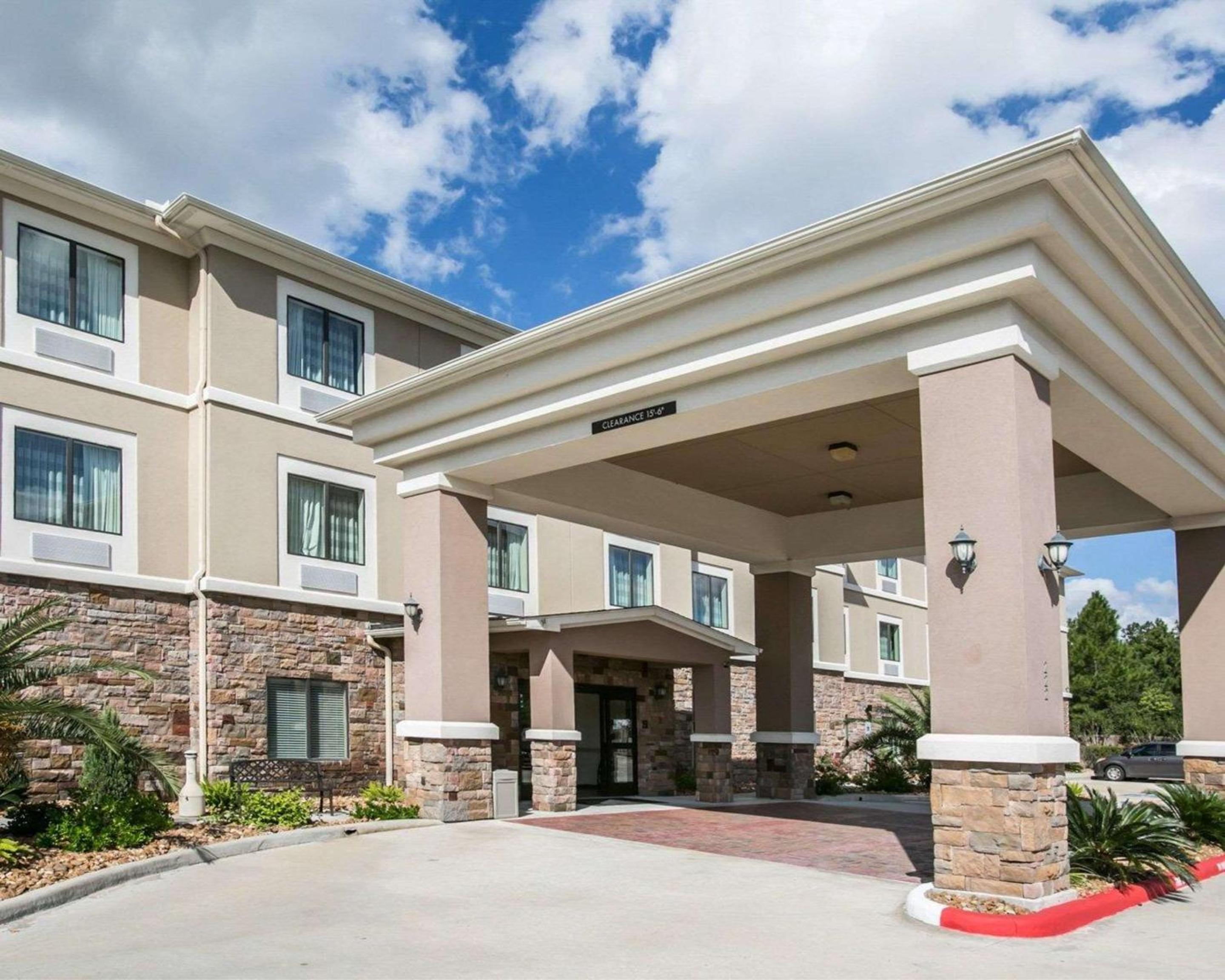 Restwell Inn & Suites I-45 North view 2