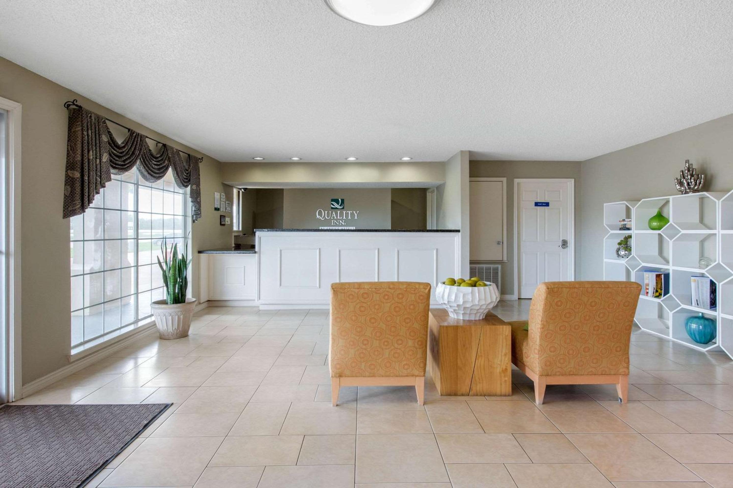 Quality Inn Clute Freeport view 3