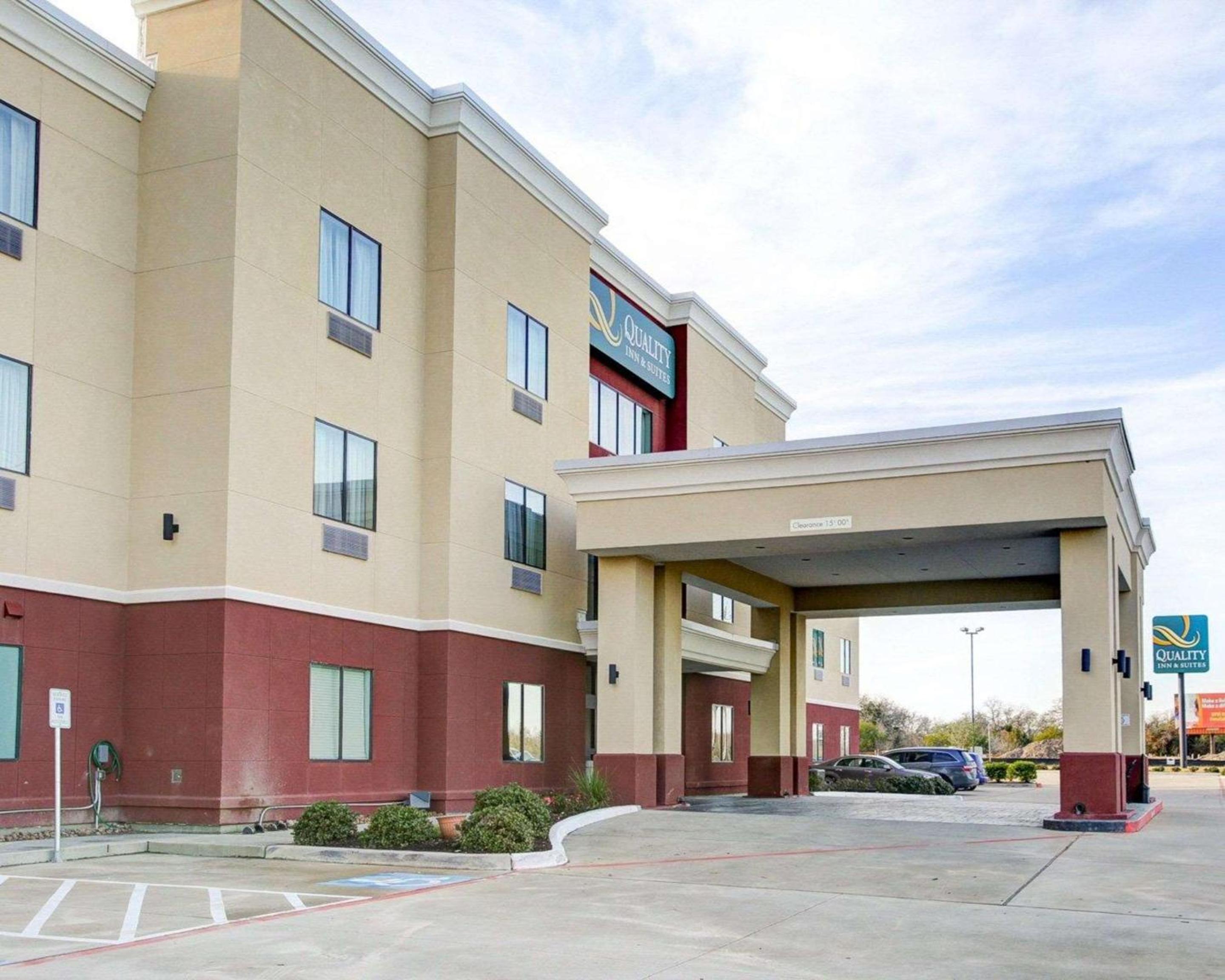 Hotel Quality Inn & Suites Bryan-College Station - Image 1