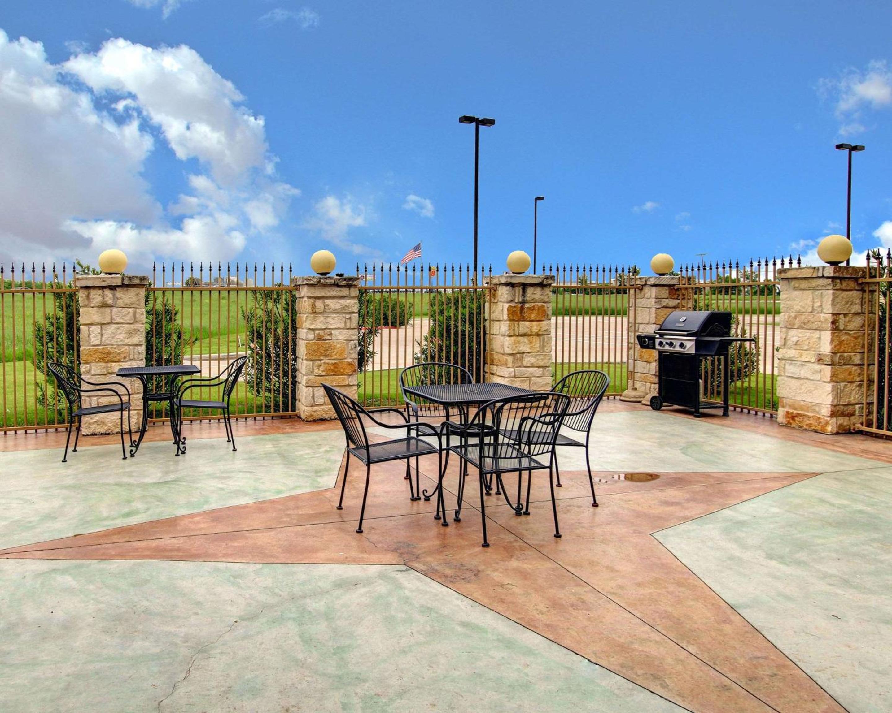 Dallas / Fort Worth Vacations - Comfort Inn  Suites - Property Image 3