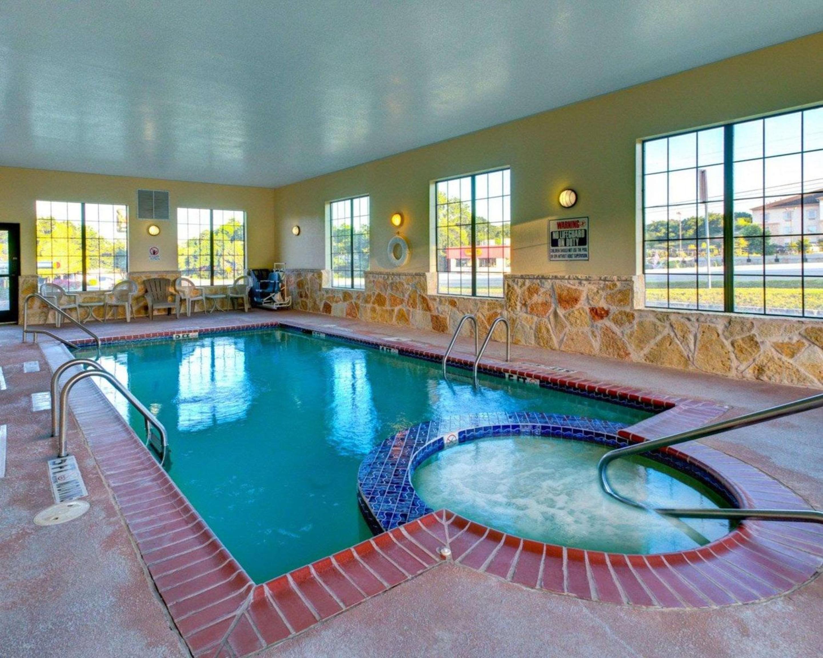 Quality Inn & Suites Glen Rose view 4