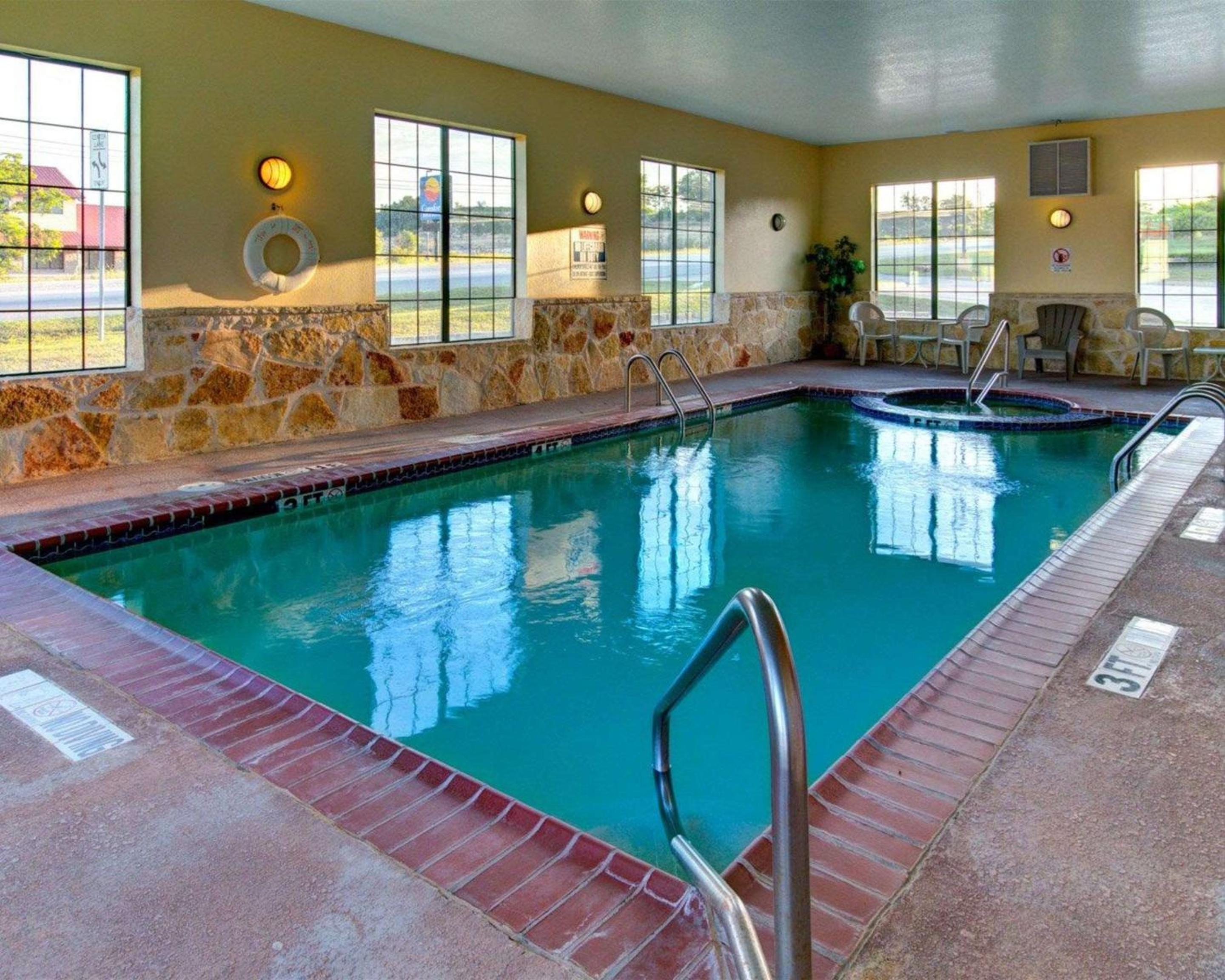 Quality Inn & Suites Glen Rose view 5