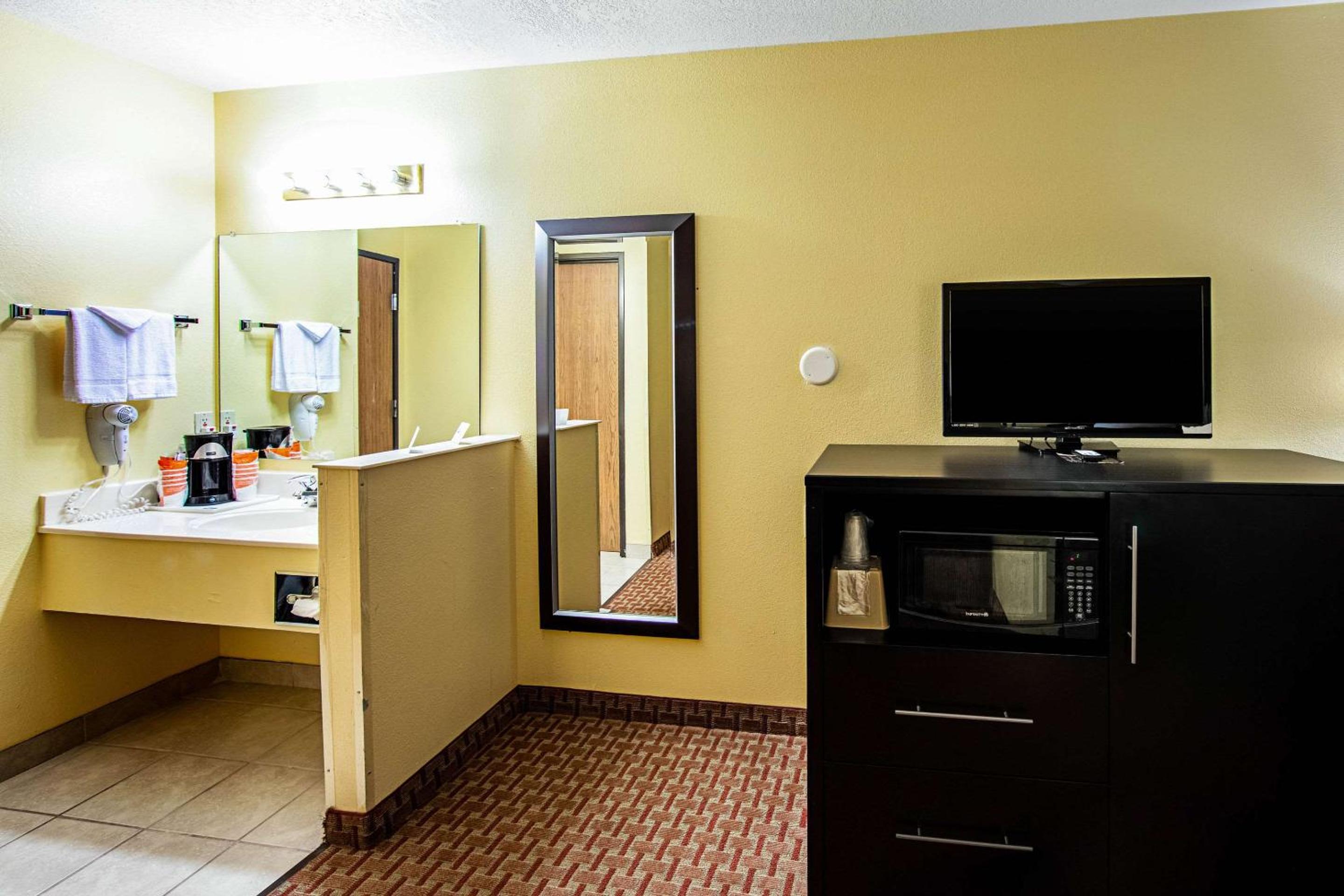 Rodeway Inn & Suites Monticello view 3