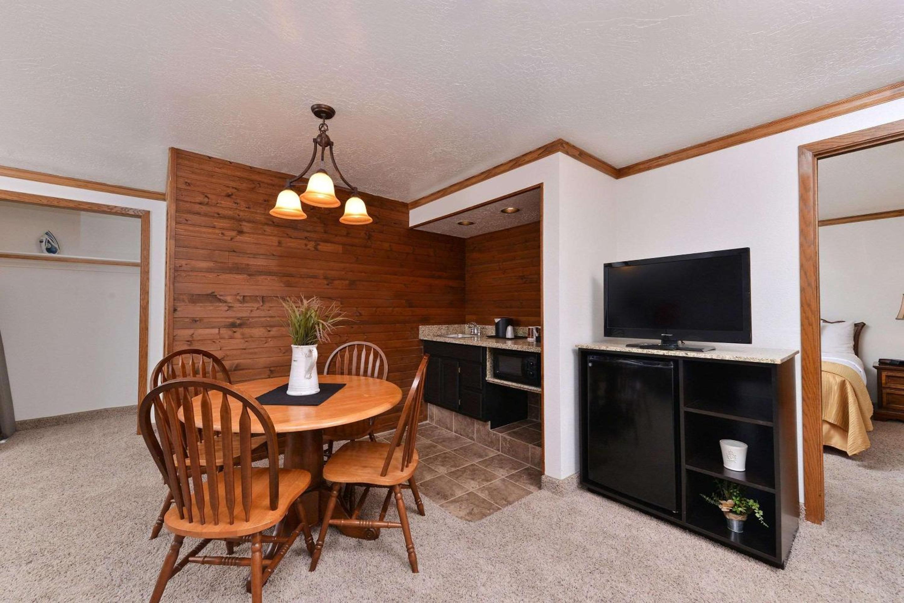 Vernal Vacations - Quality Inn Vernal near Dinosaur National Monument - Property Image 2