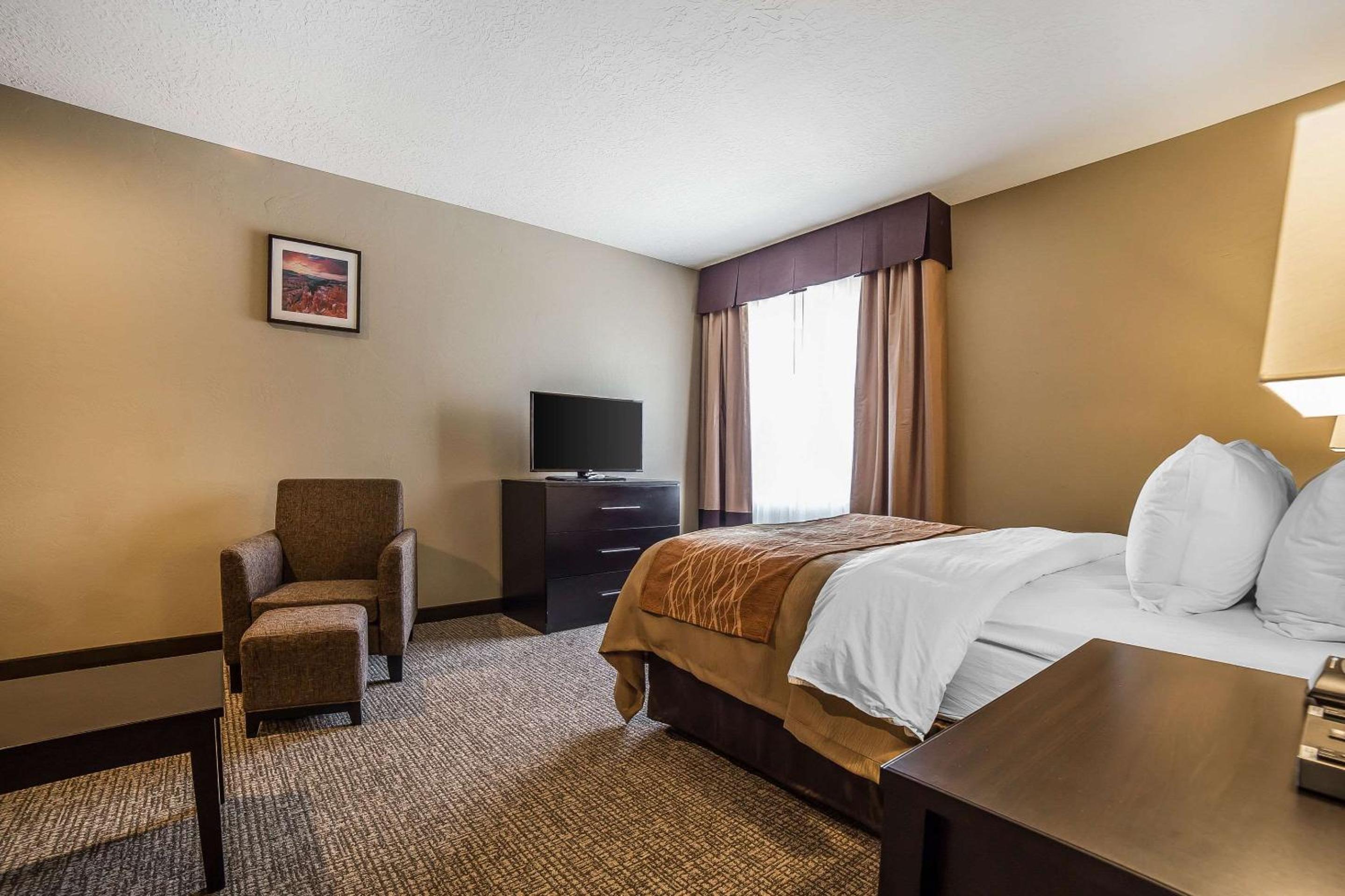 Vernal Vacations - Comfort Inn  Suites Vernal - National Monument Area - Property Image 2
