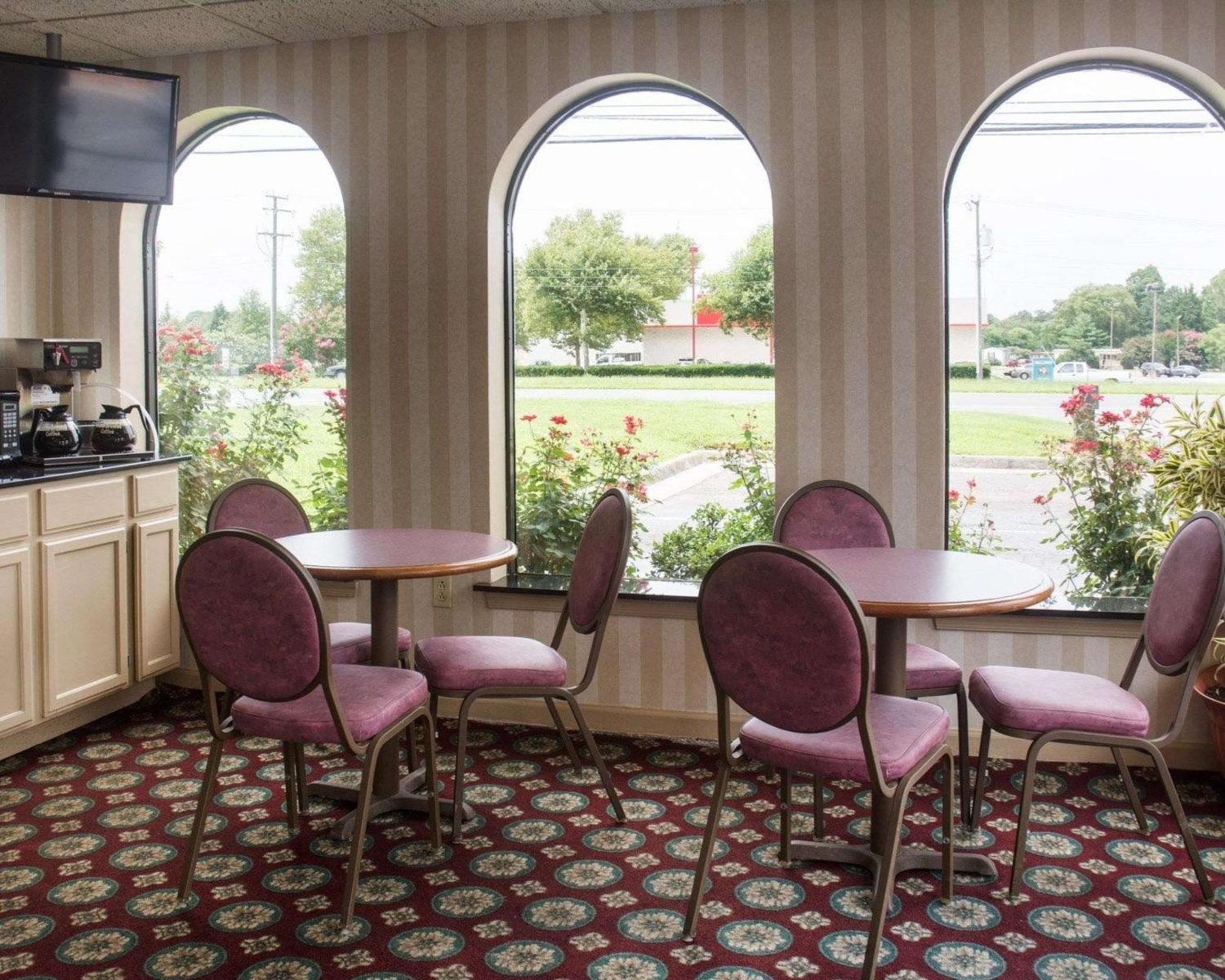 Econo Lodge Chesapeake Route 13 and I-464 view 2